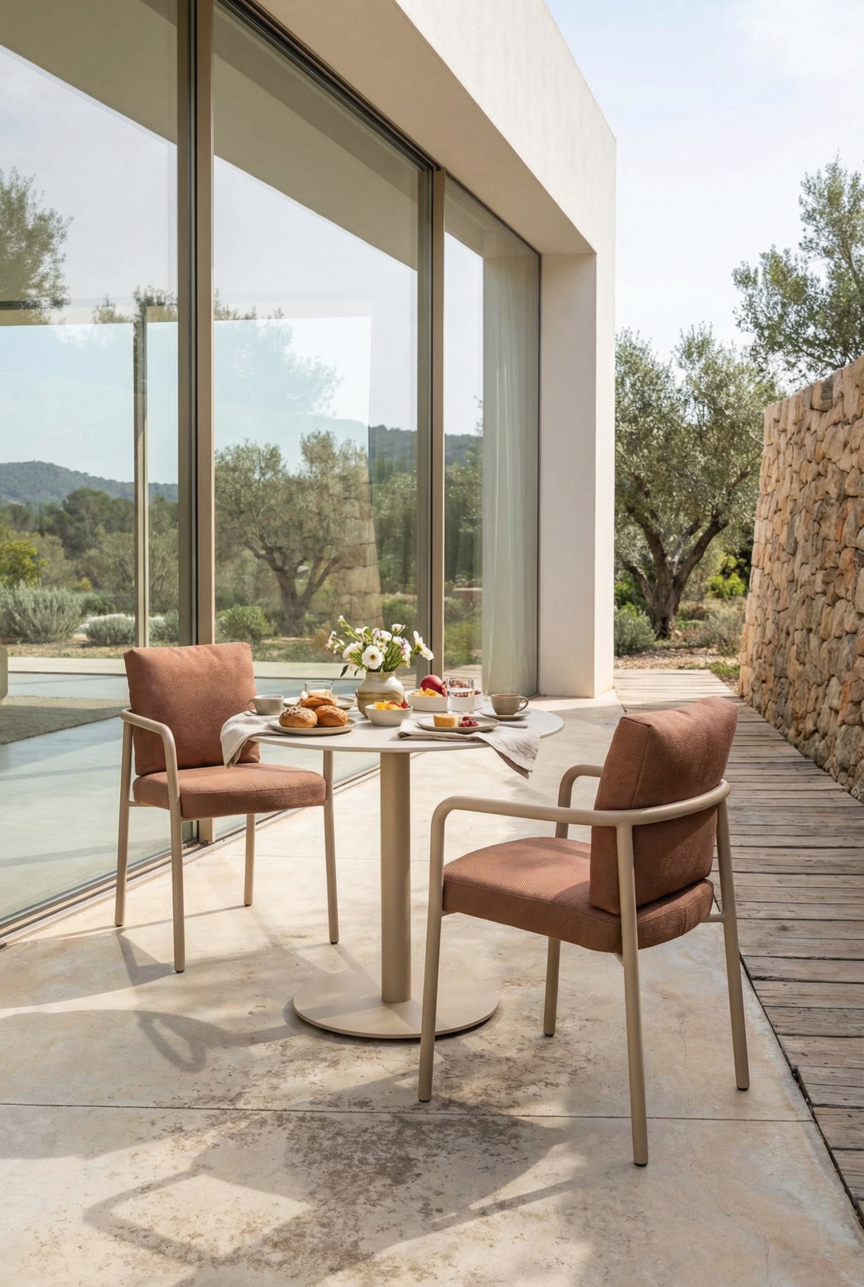 Ergonomischer Outdoor Gartenstuhl mit Armlehnen auf einer sonnigen Terrasse Ergonomischer Outdoor Gartenstuhl mit Armlehnen auf einer sonnigen Terrasse