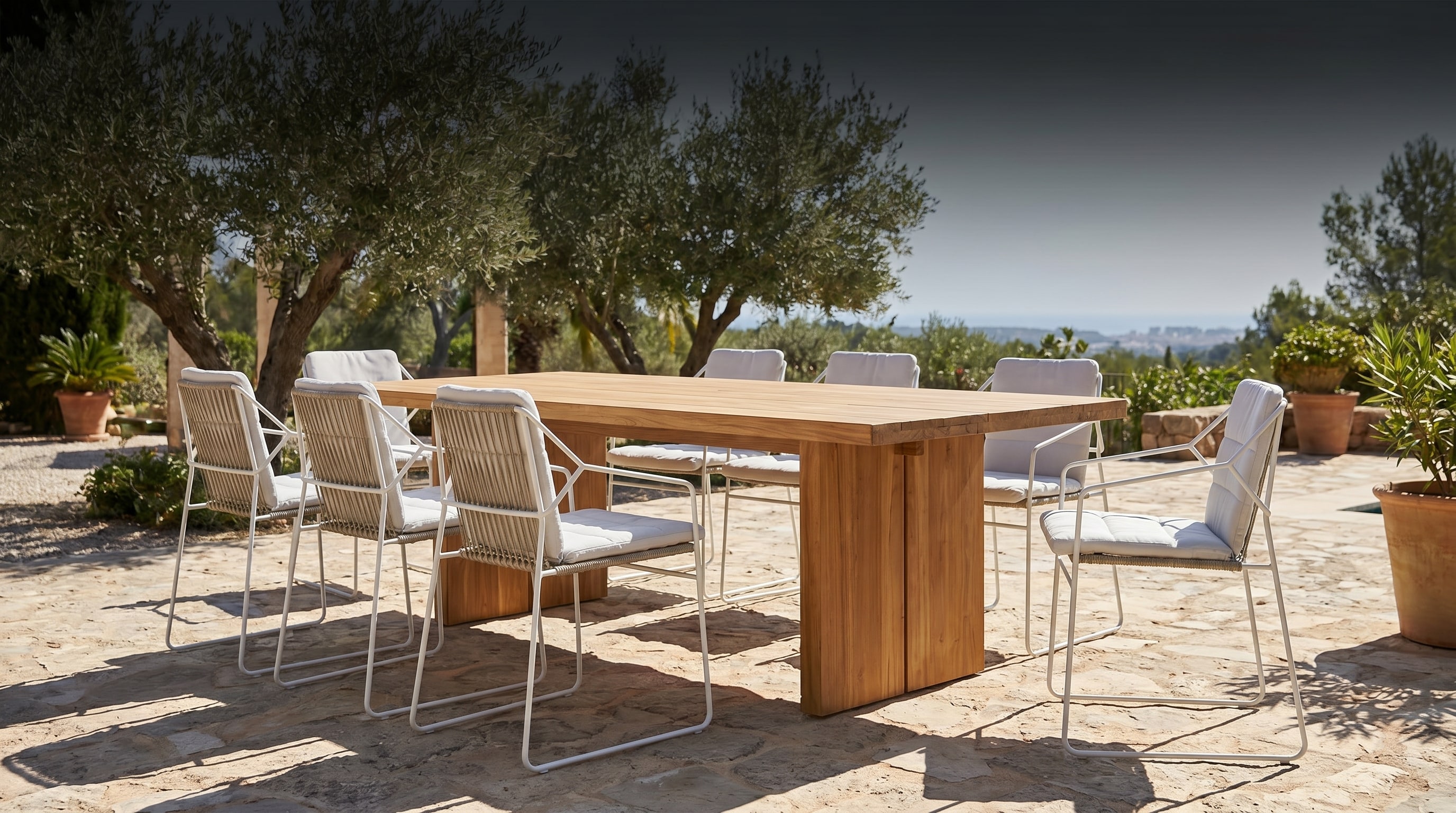Stilbruch auf der Terrasse: Wie die Kombination aus Massivholz und Stahl ein urbanes Freiluft-Loft schafft