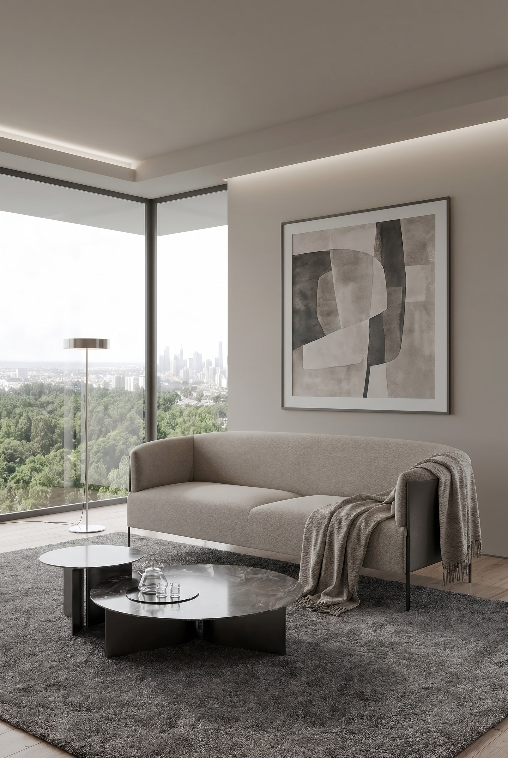 Elegantes Wohnzimmer mit tiefem Sofa in Greige und Ton-in-Ton gestrichenen W&auml;nden sowie Decke
