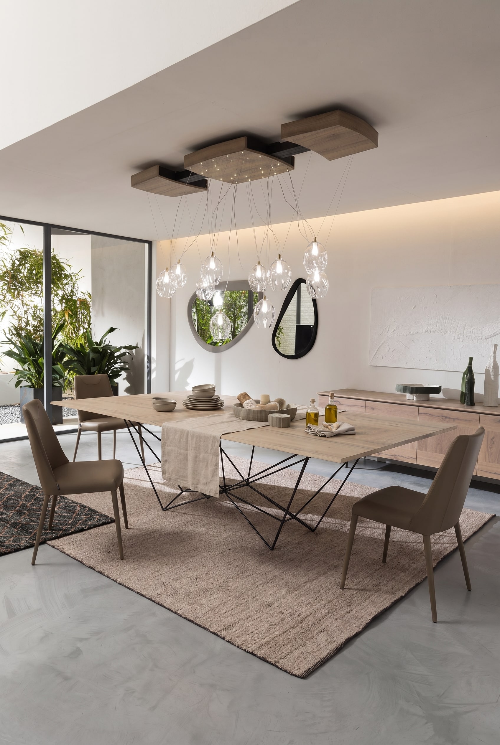 Modernes Esszimmer mit ausziehbarem Holztisch, schwarzem Metallgestell und eleganten Lederst&uuml;hlen