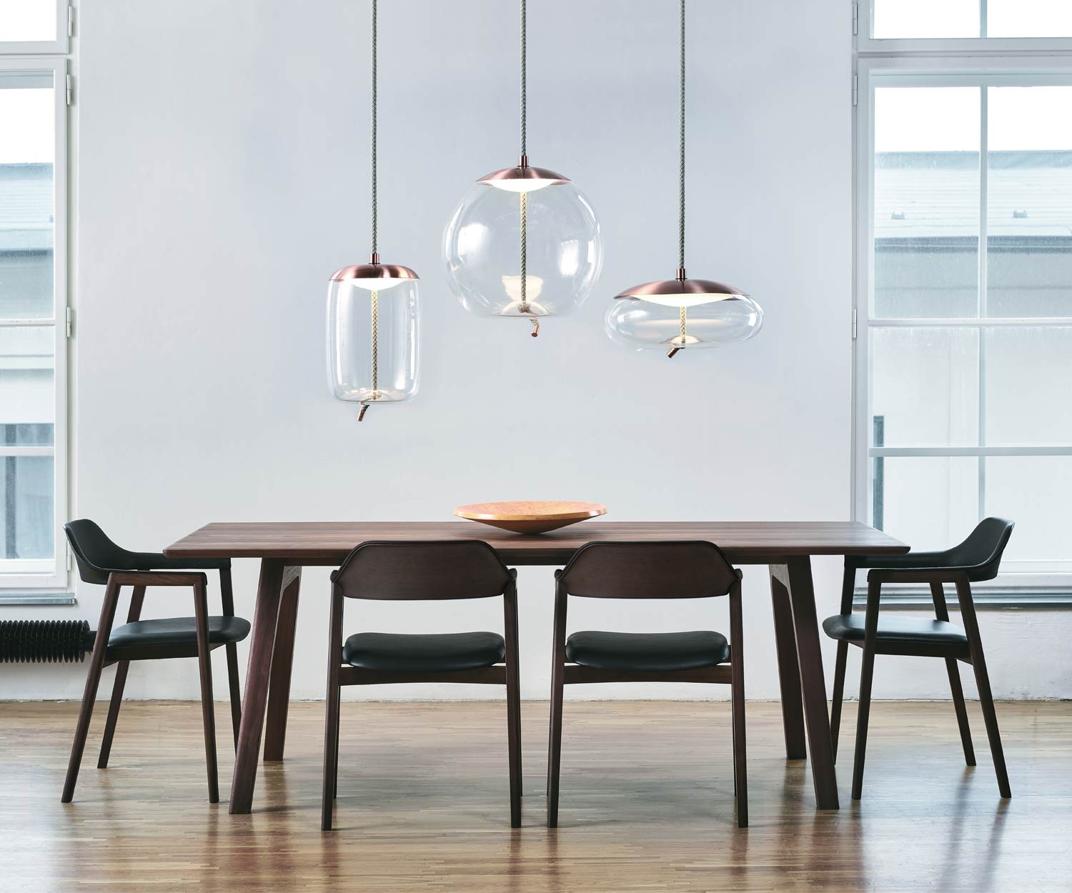Moderner Conde House Ten Design Armlehnenstuhl im Esszimmer am Ten Tisch platziert