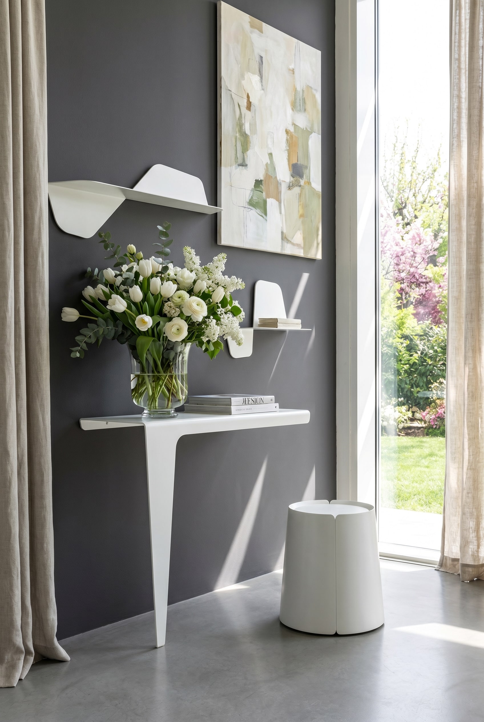 Avantgardistisches Entree mit asymmetrischer weißer Metallkonsole, skulpturalem Hocker, puristischen Wandablagen und einer bodentiefen Fensterfront