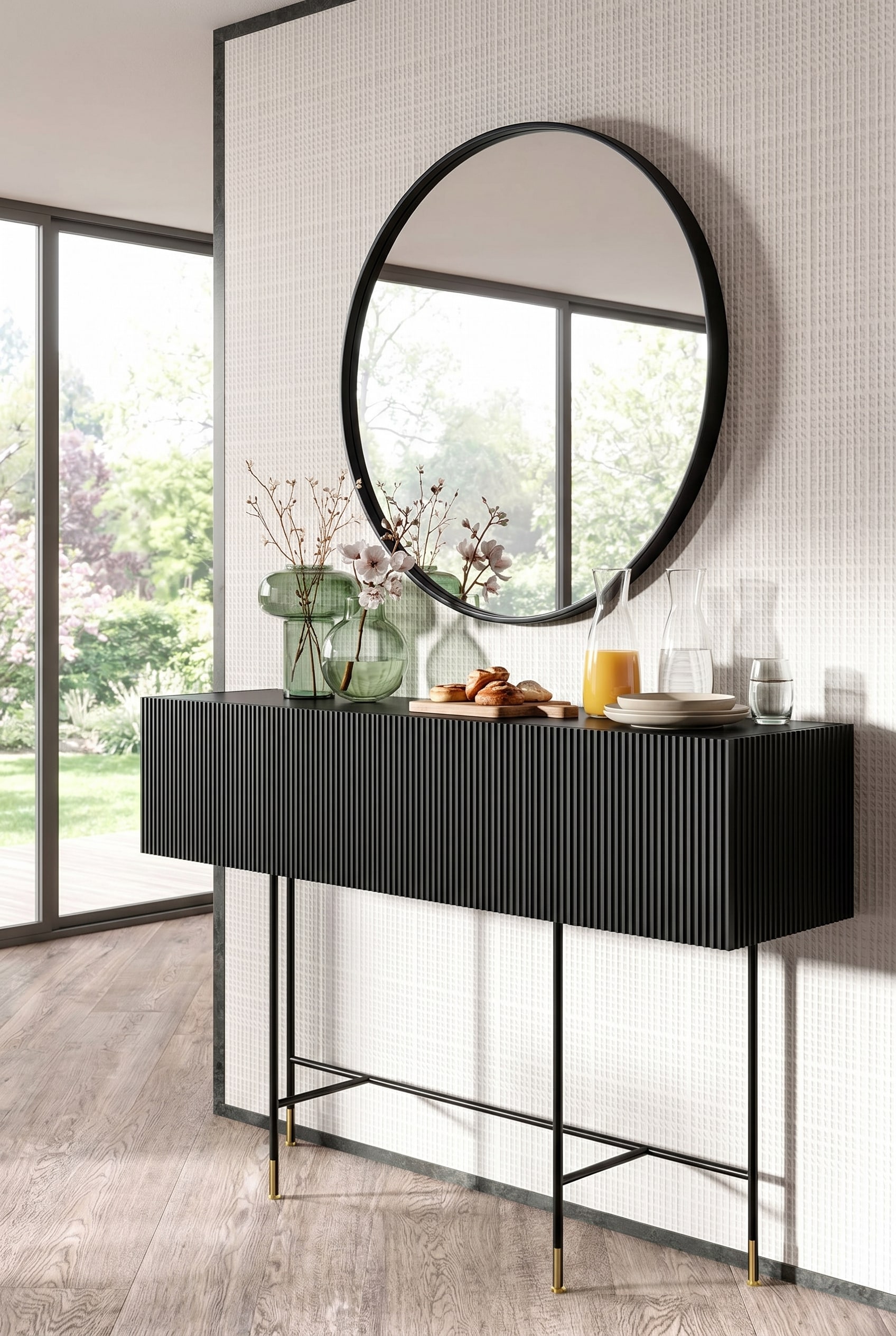 Elegantes schwarzes Capo d'Opera Aero Bar Sideboard mit geriffelter Front, dekoriert mit gr&uuml;nen Glasvasen und einem runden Spiegel im Hintergrund, ideal f&uuml;r den Fr&uuml;hlingsbrunch.