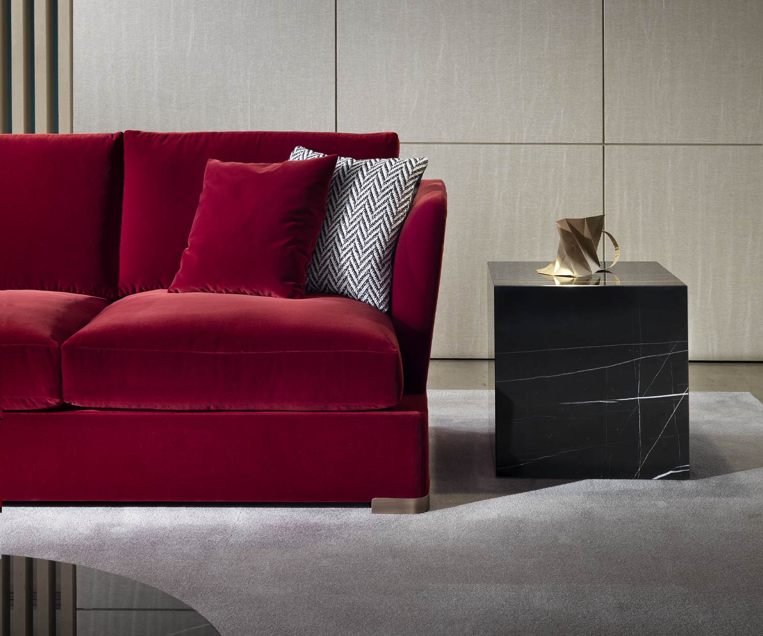 Exklusiver Marelli Beistelltisch Thor neben Sofa Carrara Marmor Weiß Exklusiver Marelli Beistelltisch Thor neben Sofa Carrara Marmor Weiß