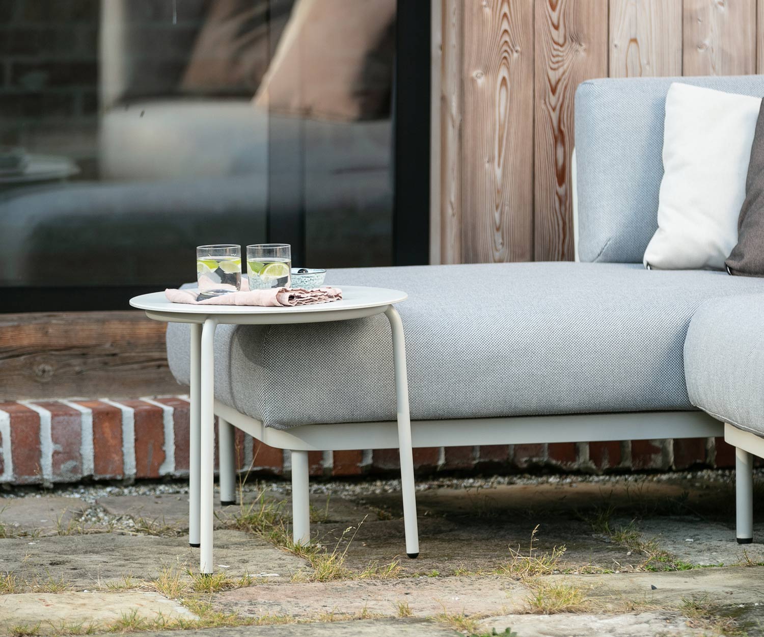 Todus Design Beistelltisch Starling auf der Terrasse mit Daybed Baza