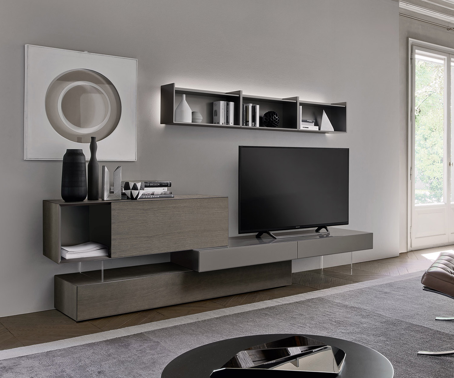 Exklusives Livitalia Design Holz Wandregal über bodenstehendem Design Lowboard im Wohnzimmer Exklusives Livitalia Design Holz Wandregal über bodenstehendem Design Lowboard im Wohnzimmer