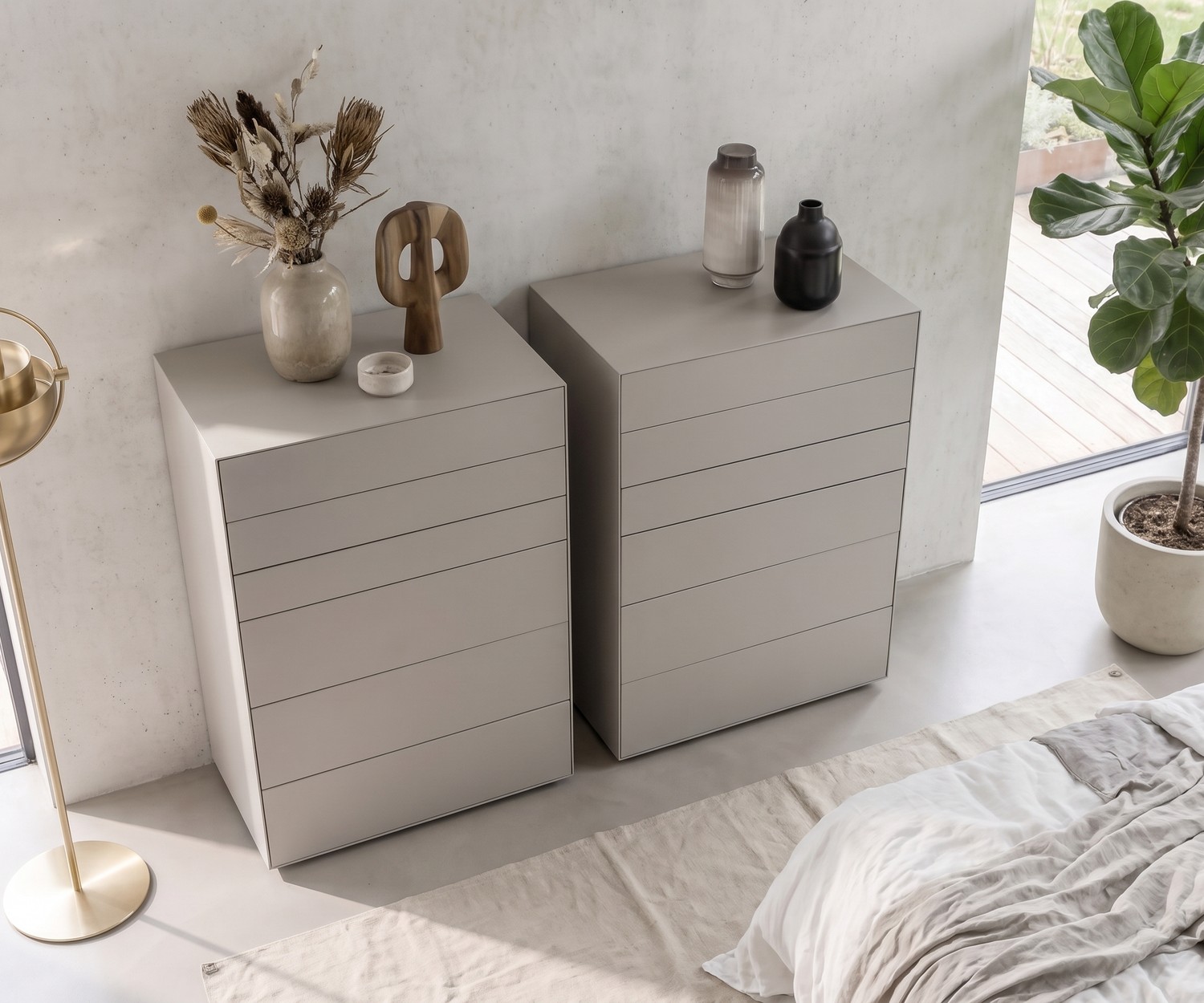 Livitalia Ecletto Design Hochkommode in Hellgrau Livitalia Ecletto Hochkommode für das Schlafzimmer im minimalistischen Design aus mattem Hellgrau, mit grifflosen Schubladen.