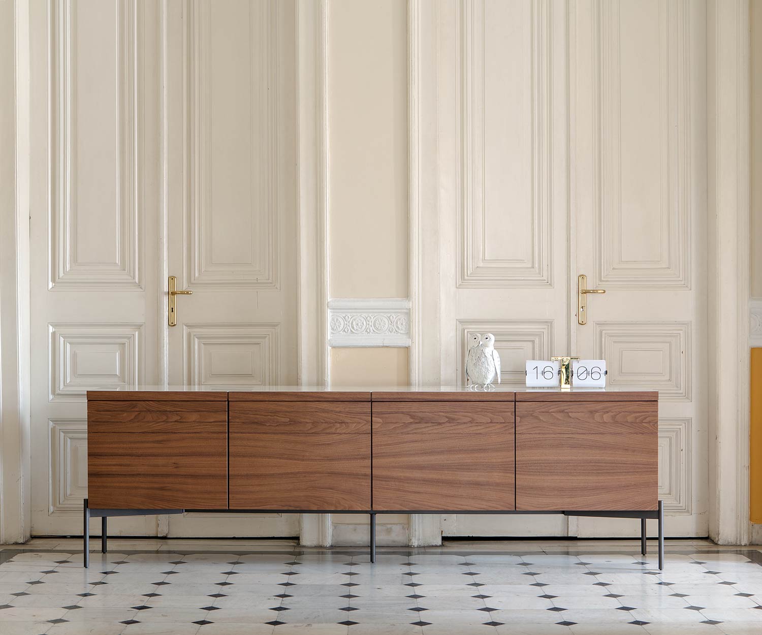 Designer Esszimmer al2 o rizon Sideboard auf Füßen in Walnuss Furnier mit Calacatta Keramik on top Designer Esszimmer al2 o rizon Sideboard auf Füßen in Walnuss Furnier mit Calacatta Keramik on top