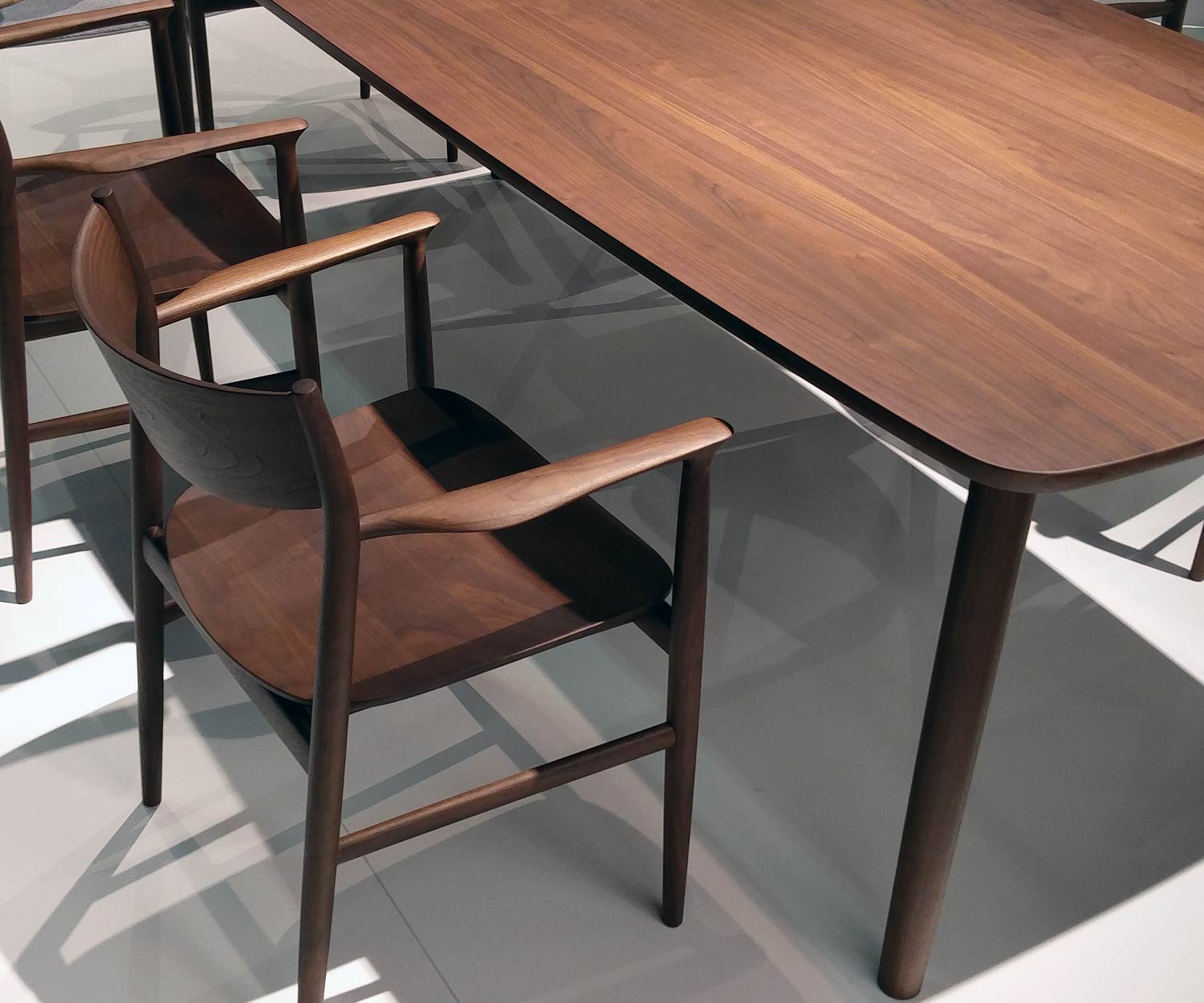 Conde House Kamuy Design Tisch & Stuhl mit Stuhl Gestell in Nussbaum massiv Conde House Kamuy Design Tisch & Stuhl mit Stuhl Gestell in Nussbaum massiv