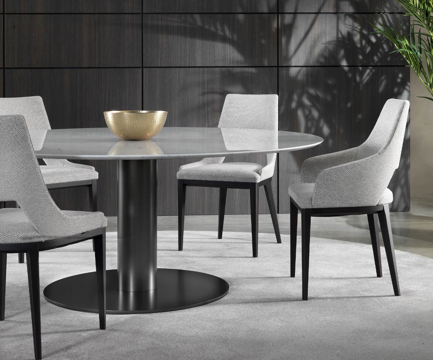Eleganter Marmor Design Esstisch Marelli Break in Esszimmer Zone mit vier Esstischstühlen Eleganter Marmor Design Esstisch Marelli Break in Esszimmer Zone mit vier Esstischstühlen