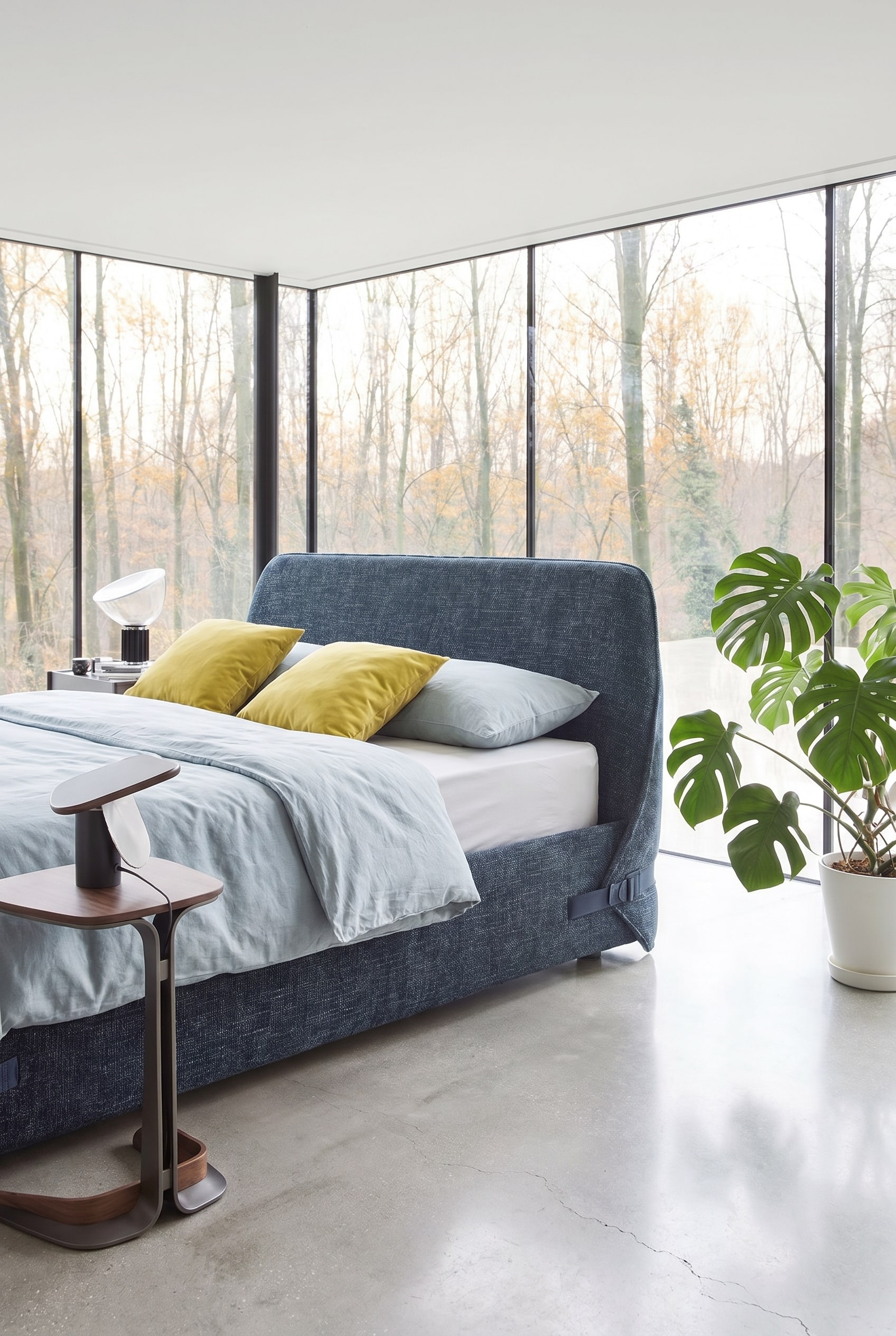 Elegantes Designerbett mit gerollten Textilien im Hintergrund, Fokus auf hochwertige Texturen Elegantes Designerbett mit gerollten Textilien im Hintergrund, Fokus auf hochwertige Texturen