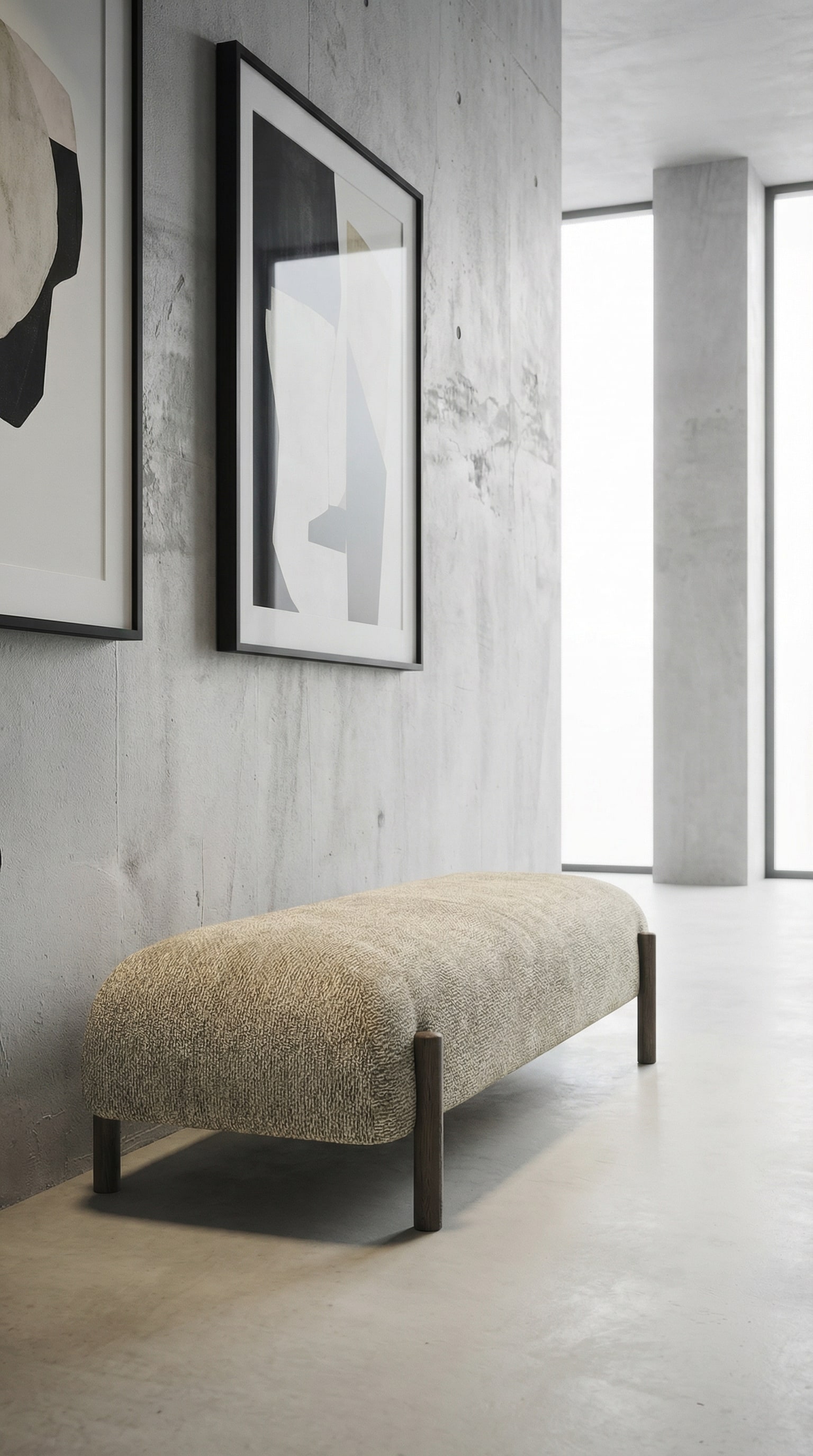 Elegante gepolsterte Sitzbank mit strukturiertem Stoffbezug in einem minimalistischen Raum mit Kunstwerken