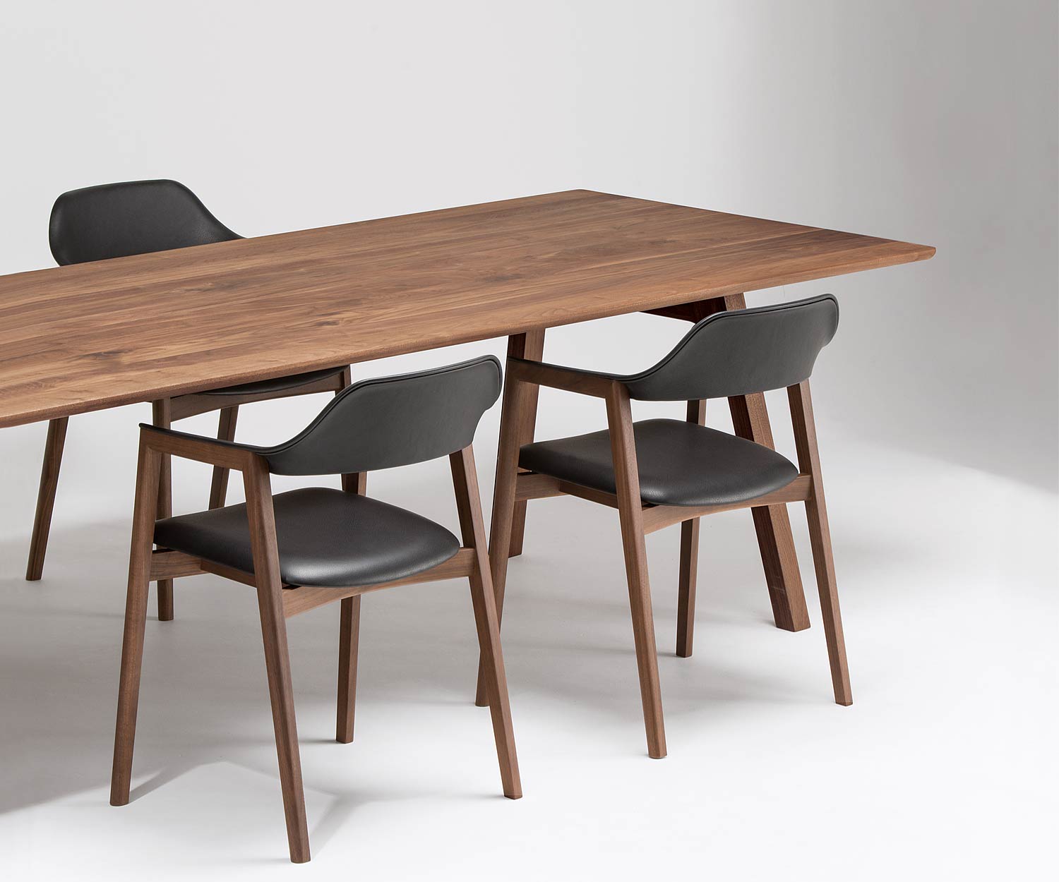 Conde House Ten Design Tisch in Walnuss Massivholz mit Stühlen im Einsatz Conde House Ten Design Tisch in Walnuss Massivholz mit Stühlen im Einsatz