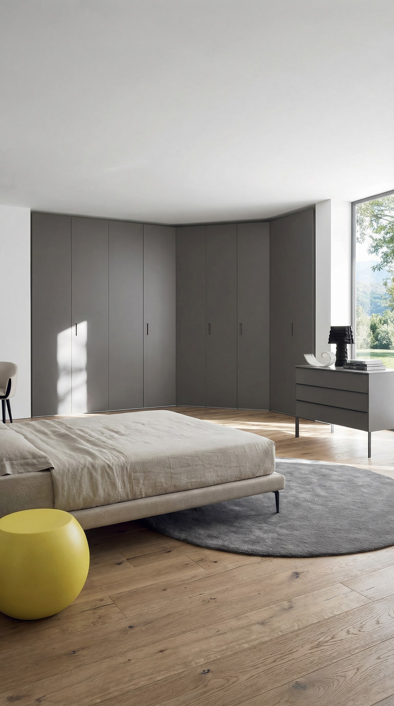 Ein nahtlos integrierter Eckkleiderschrank in einem eleganten, hellen Schlafzimmer mit großen Fenstern. Ein nahtlos integrierter Eckkleiderschrank in einem eleganten, hellen Schlafzimmer mit großen Fenstern.