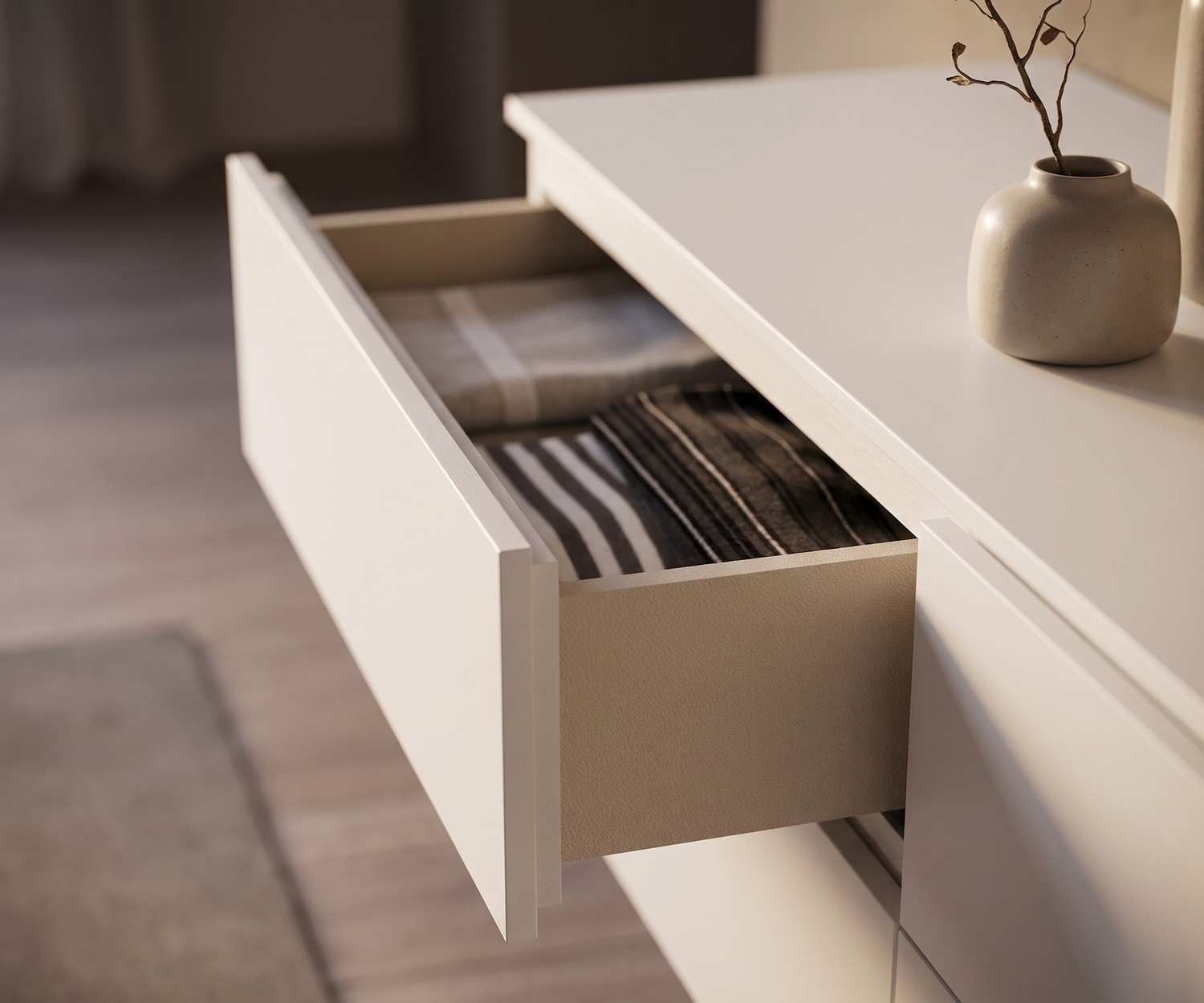 Hängekommode fürs Schlafzimmer Novamobili Easy mit geöffneter Schublade, beige, modernes minimalistisches Design.