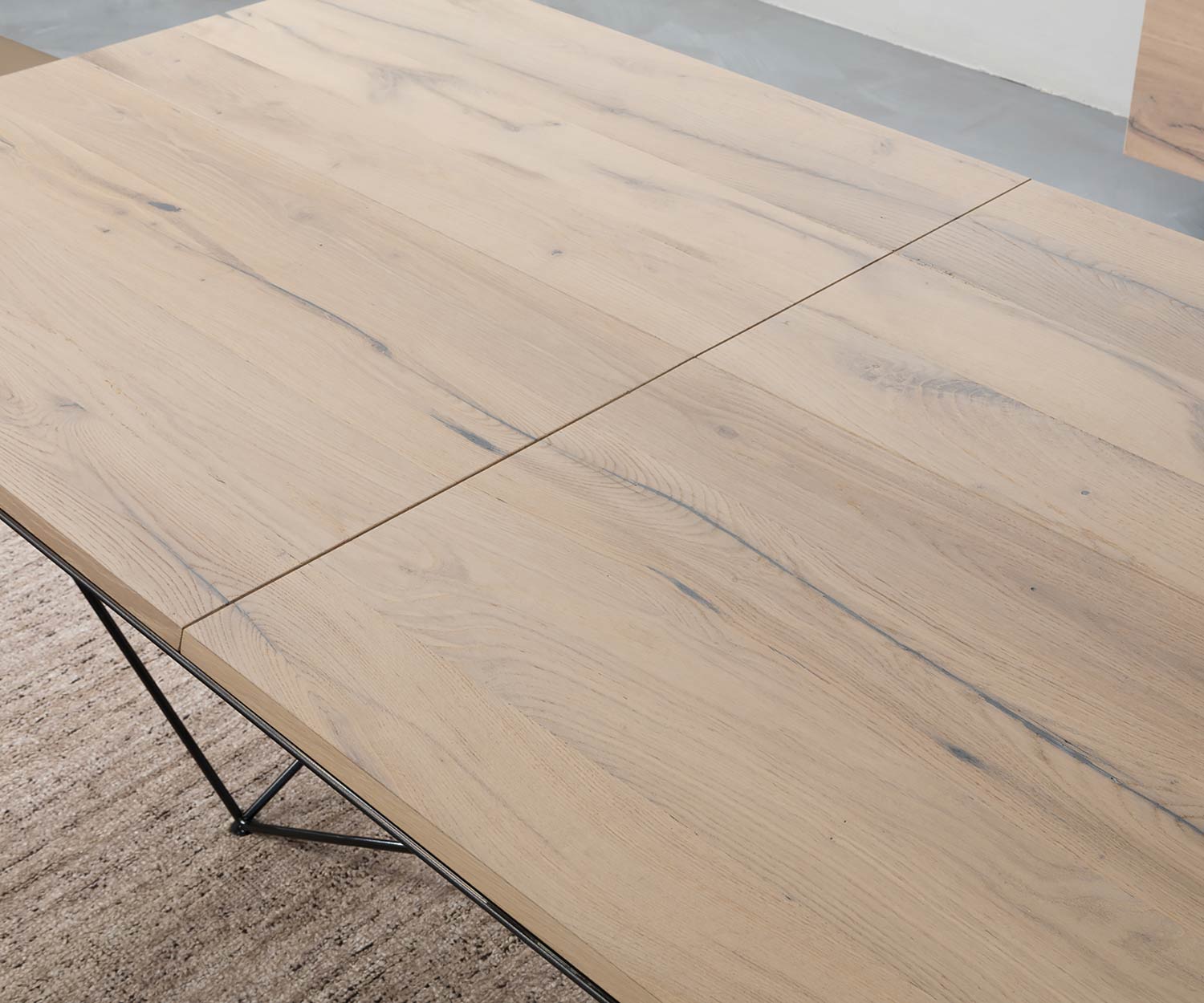 Design Esstisch Detail Tischplatte aus Eiche Natur Furnier nicht ausgezogen Design Esstisch Detail Tischplatte aus Eiche Natur Furnier nicht ausgezogen