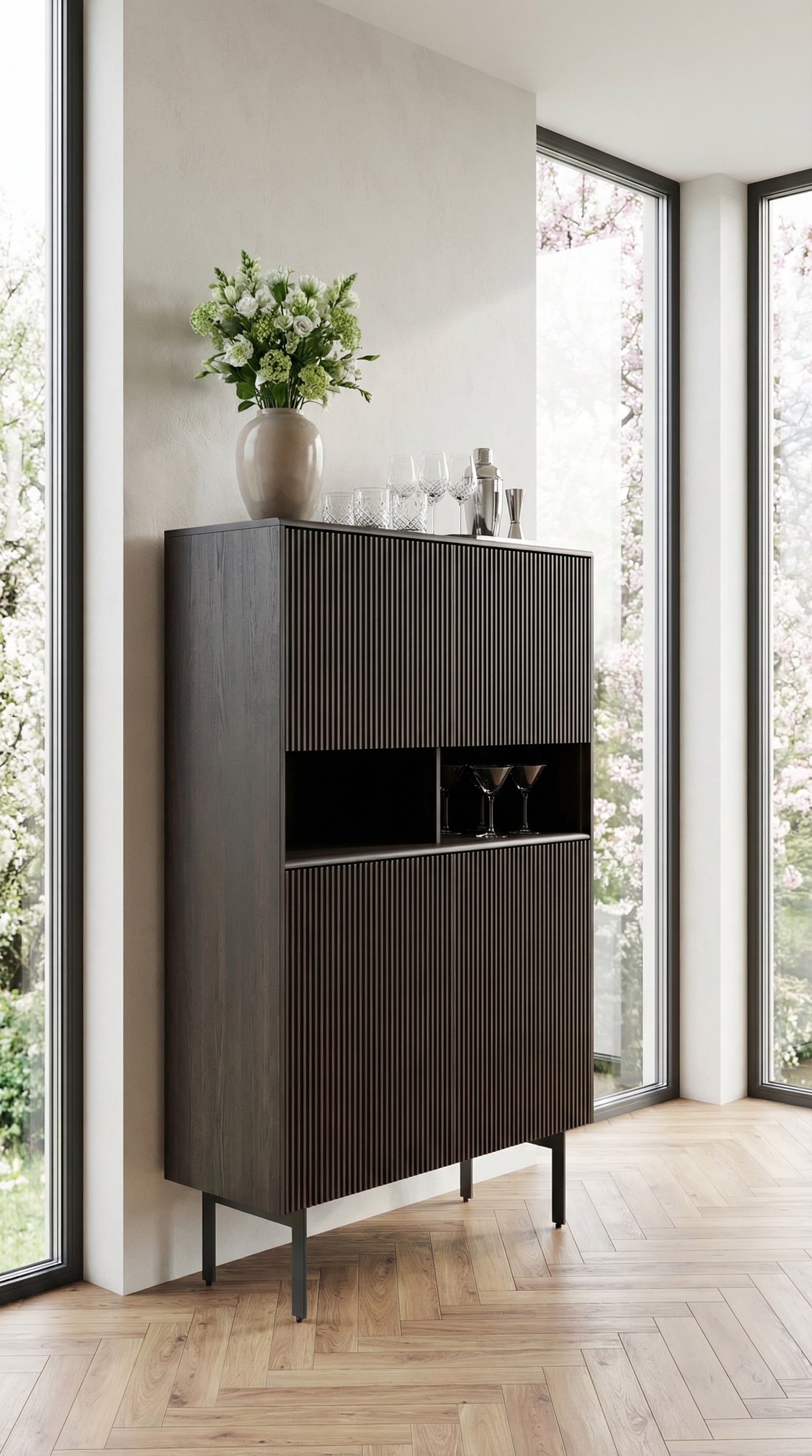 Punt Malm&ouml; Highboard aus Holz in einem modernen Wohnzimmer mit gro&szlig;en Fenstern.