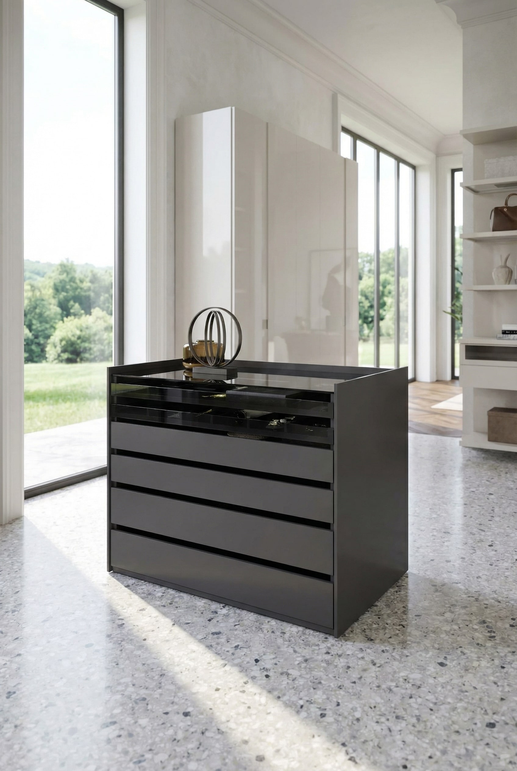 Elegante Kleiderschrank-Insel in der Raummitte eines hellen Ankleidezimmers