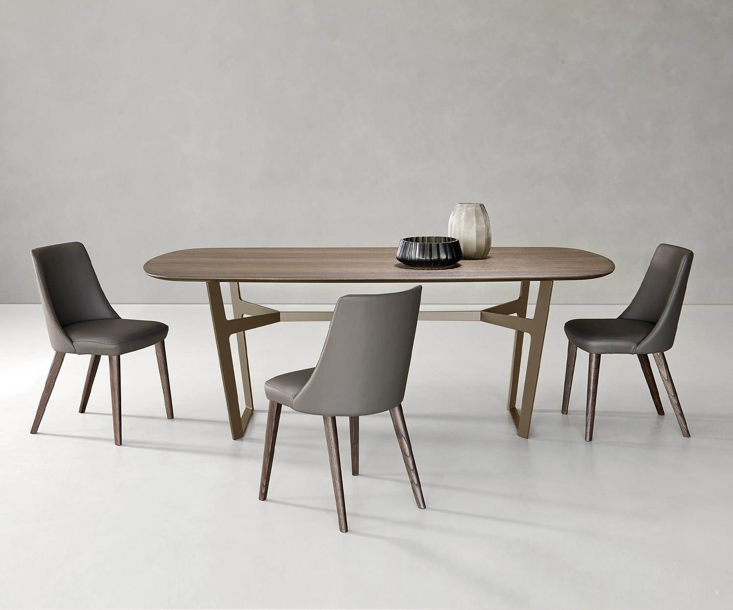 Bequemer Esszimmer Stuhl Eva von Livitalia mit Kunstleder Bezug an einem Tisch Bequemer Esszimmer Stuhl Eva von Livitalia mit Kunstleder Bezug an einem Tisch