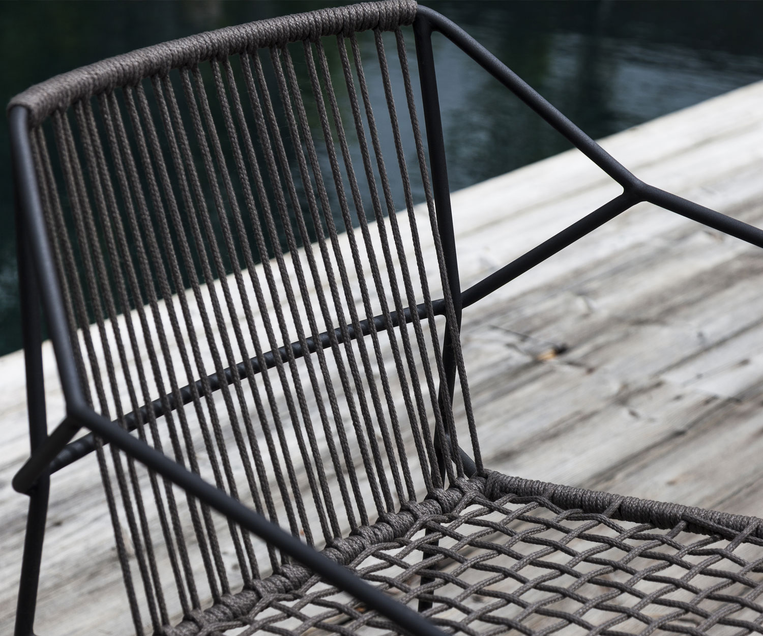 Oasiq Sandur Schnur Design Sessel mit dunkelgrauem Gestell und weißem Sitzkissen Oasiq Sandur Schnur Design Sessel mit dunkelgrauem Gestell und weißem Sitzkissen