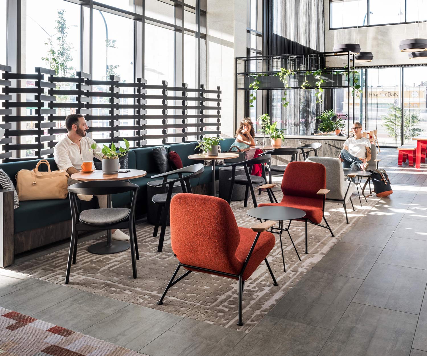 Prostoria Design Sessel Oblique in Gelb in einer Sitzecke einer Bar
