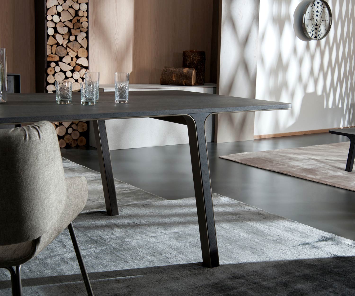 Moderner Design Esstisch im Esszimmer mit Beinen aus massivem Eukalyptus Moderner Design Esstisch im Esszimmer mit Beinen aus massivem Eukalyptus