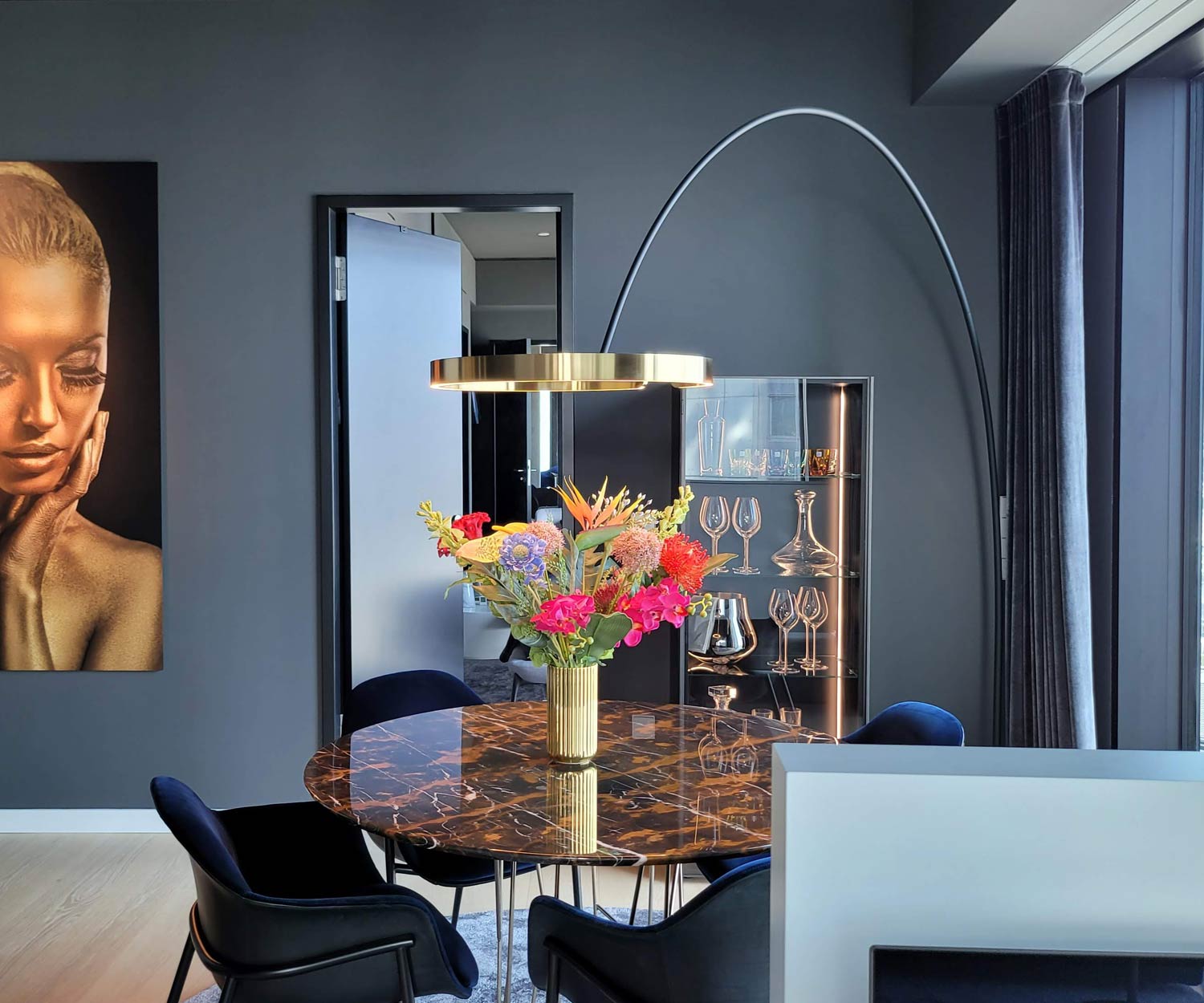 Design Luxus Glasvitrine mit LED Beleuchtung