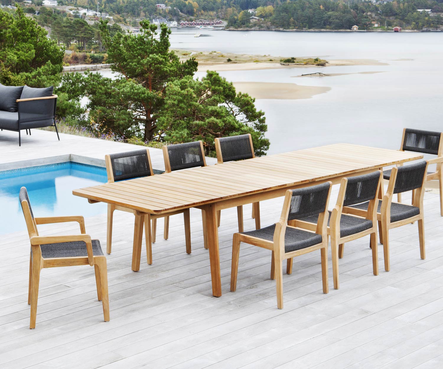 Oasiq Skagen Stuhl aus Teakholz mit Polsterung aus handgewobenen Seilen Oasiq Skagen Stuhl aus Teakholz mit Polsterung aus handgewobenen Seilen