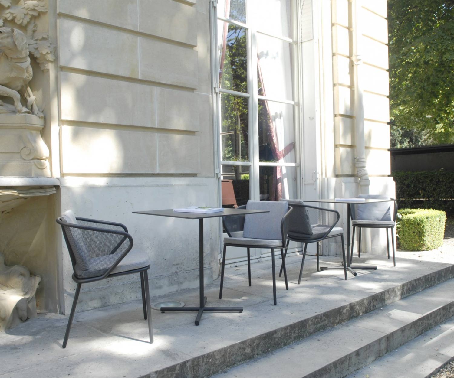 Hochwertiger Todus Condor Design Bistrotisch auf einer Terrasse