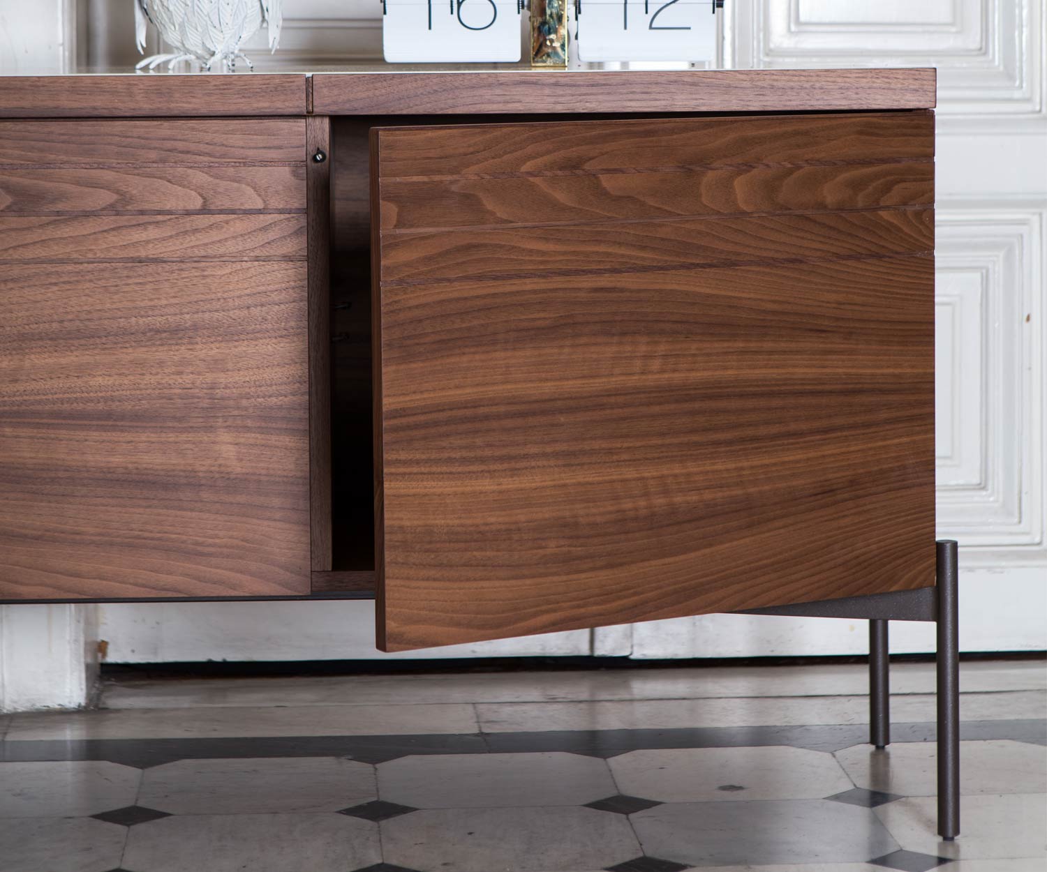 Designer Esszimmer al2 o rizon Sideboard auf Füßen in Walnuss Furnier mit Calacatta Keramik on top Designer Esszimmer al2 o rizon Sideboard auf Füßen in Walnuss Furnier mit Calacatta Keramik on top