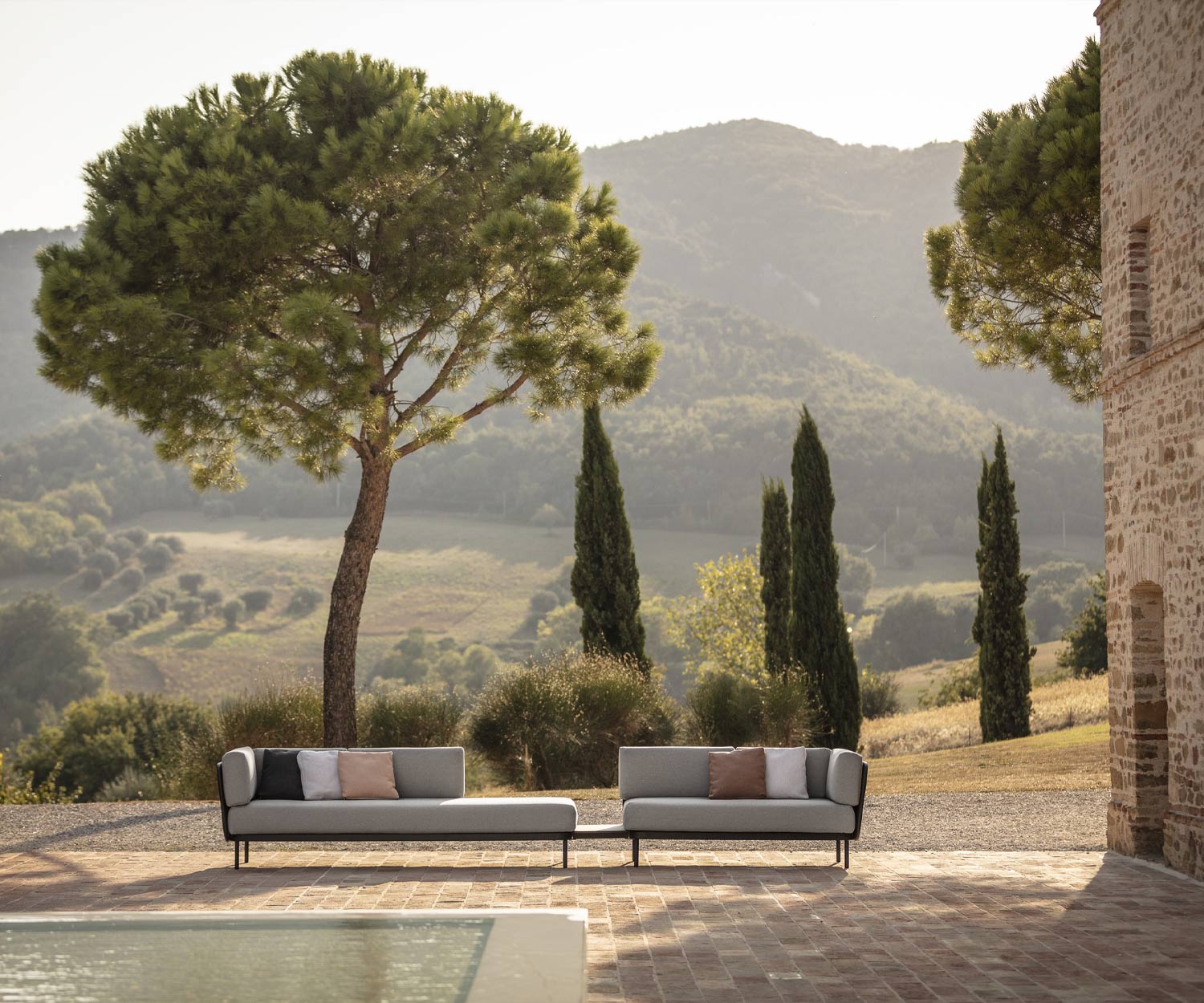 Todus Baza Outdoor Design Sofa auf südländischer Terrasse Todus Baza Outdoor Design Sofa auf südländischer Terrasse