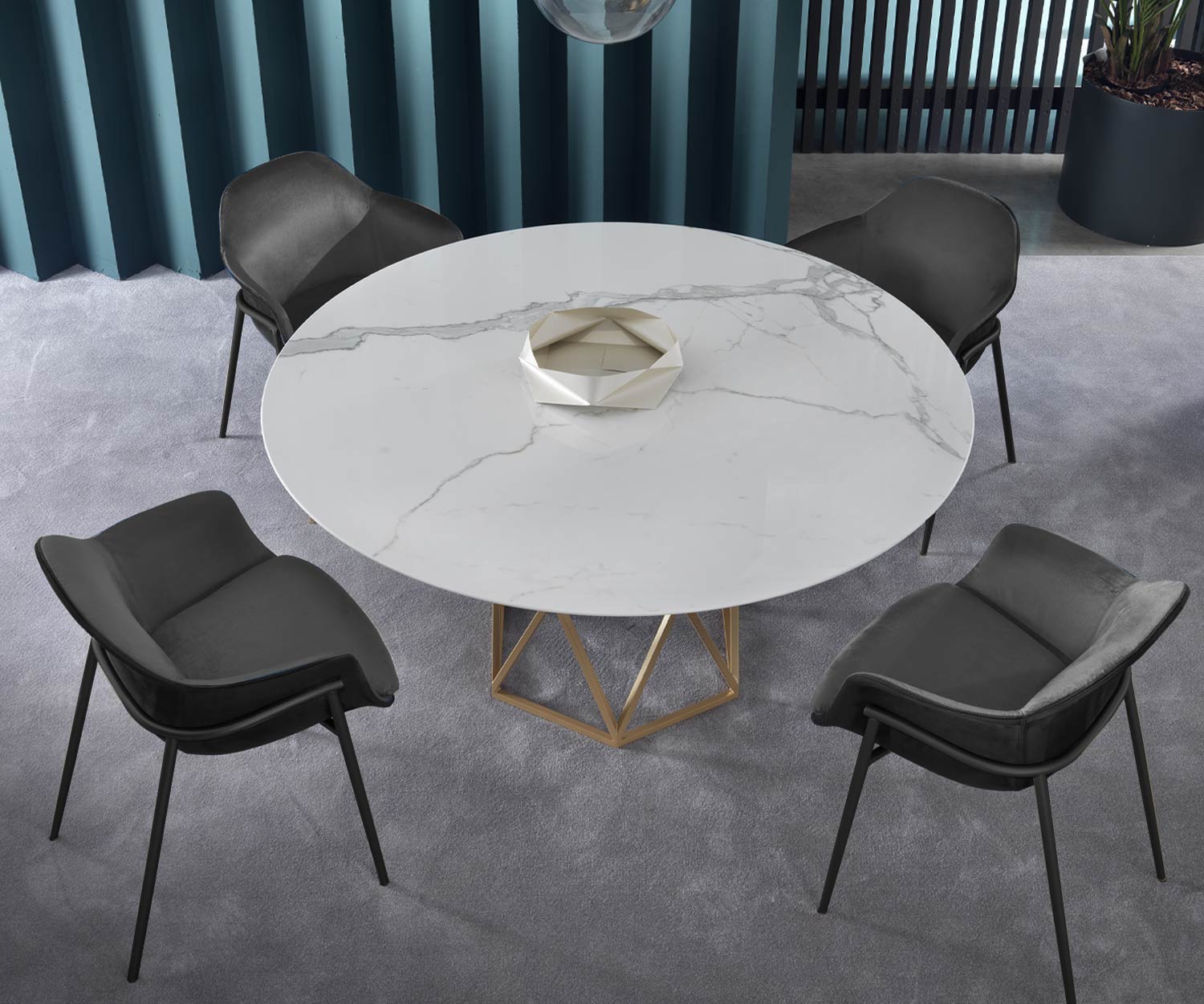 Gemütlicher Lehnstuhl im Esszimmer mit Marmotisch als 4er Ensemble angeordnet