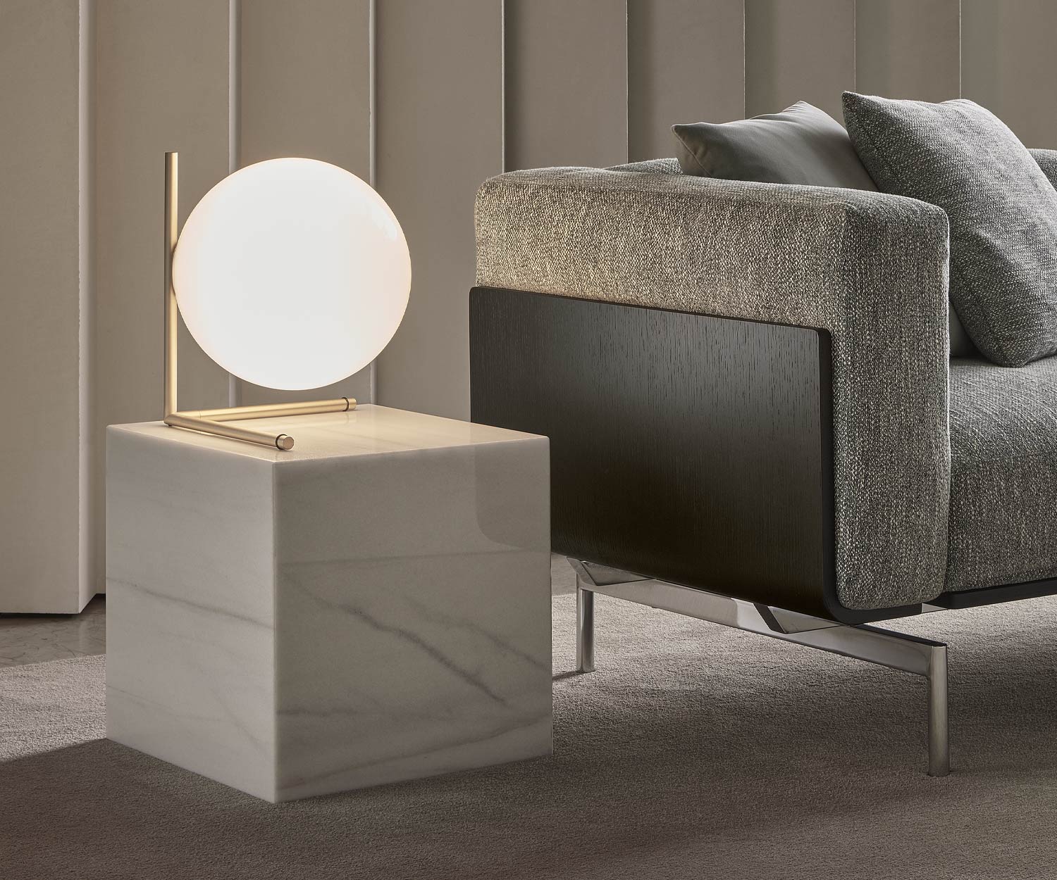 Exklusiver Marelli Beistelltisch Thor neben Sofa Carrara Marmor Weiß