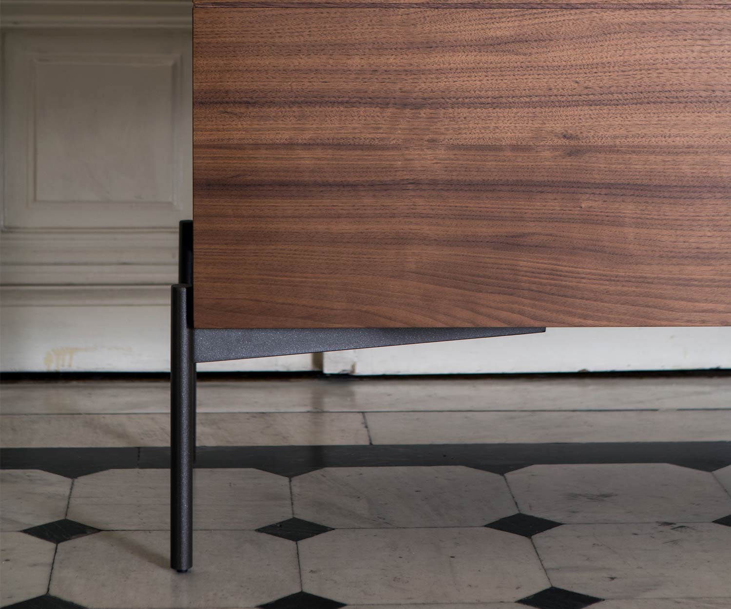 Designer Esszimmer al2 o rizon Sideboard auf Füßen in Walnuss Furnier mit Calacatta Keramik on top