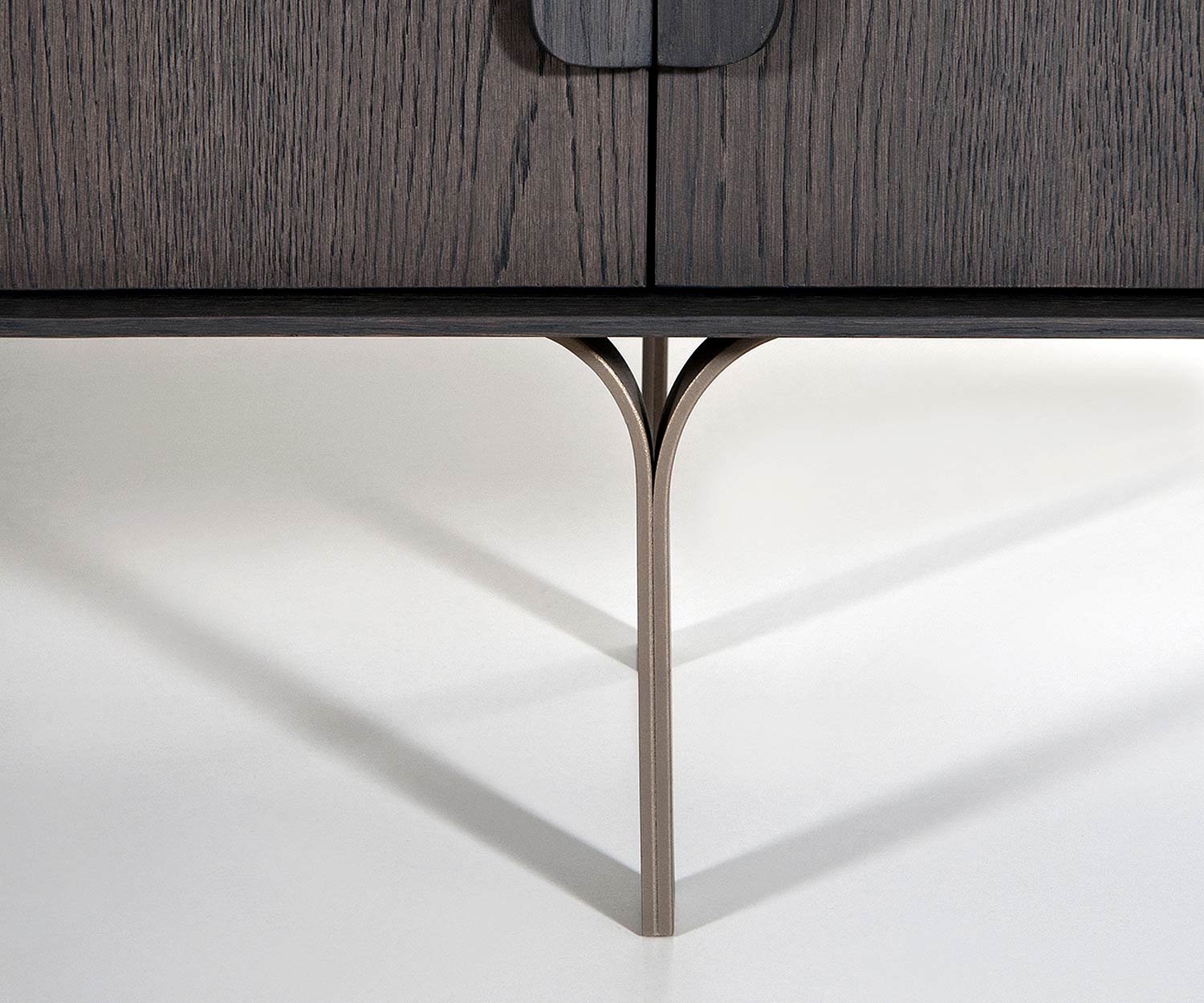 al2 Mobius 003 Detail Design Sideboard Metall Füße Metallumrandung