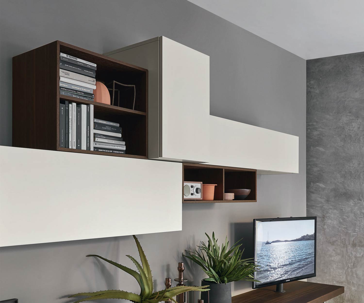 Moderne Livitalia Design Wohnwand C52 im Detail die hellgrauen Hängeschränke