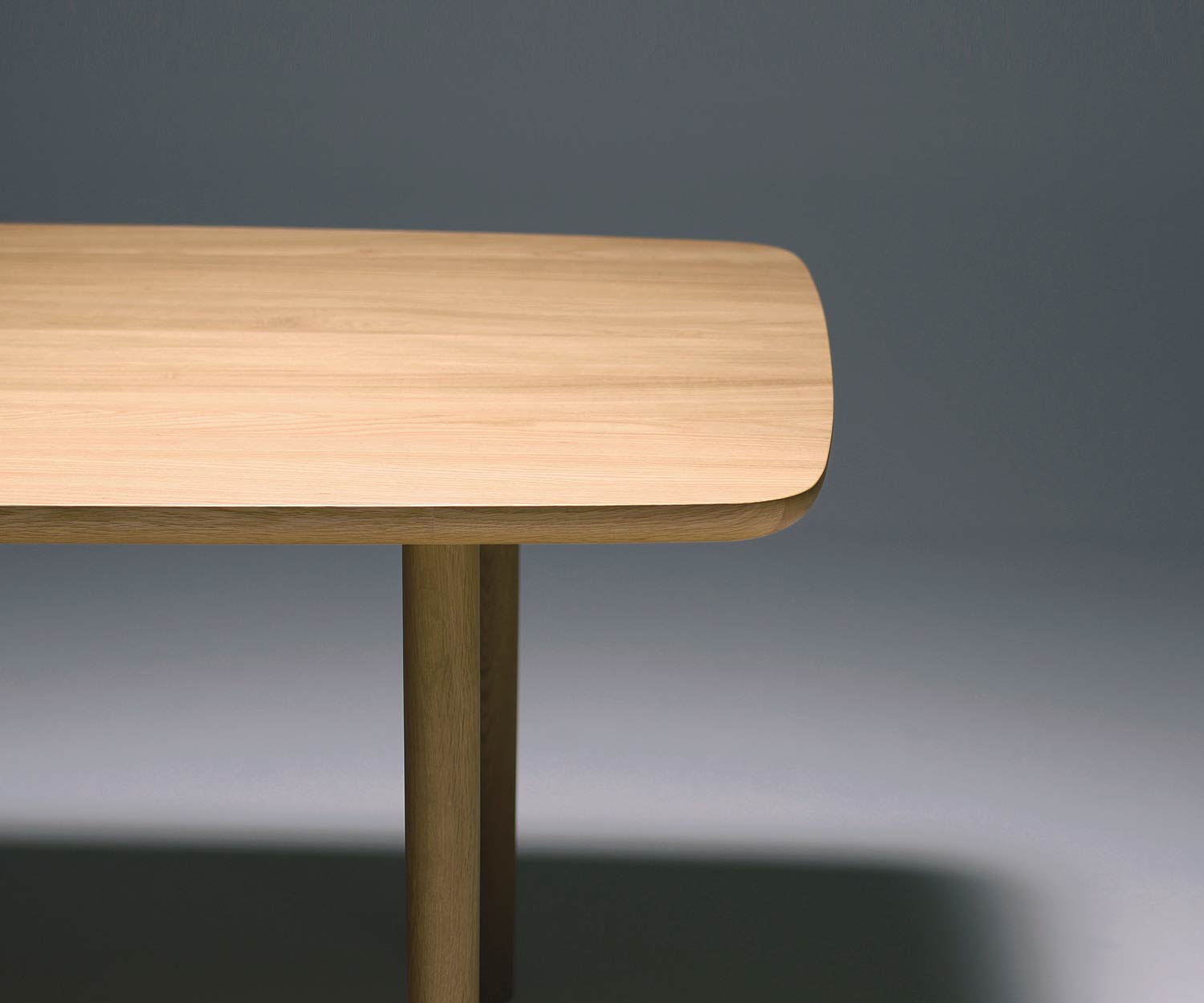 Moderner Conde House Kamuy Design Tisch in Eiche massiv bei Kanten und Beinen Moderner Conde House Kamuy Design Tisch in Eiche massiv bei Kanten und Beinen