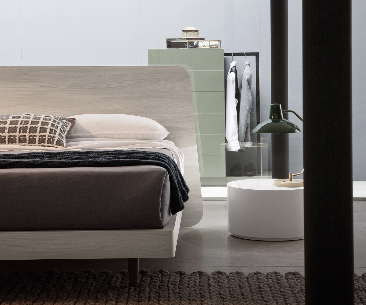Novamobili Hochkommode Easy 6 mit Garderobe waldgrün matt und Bett Sheet