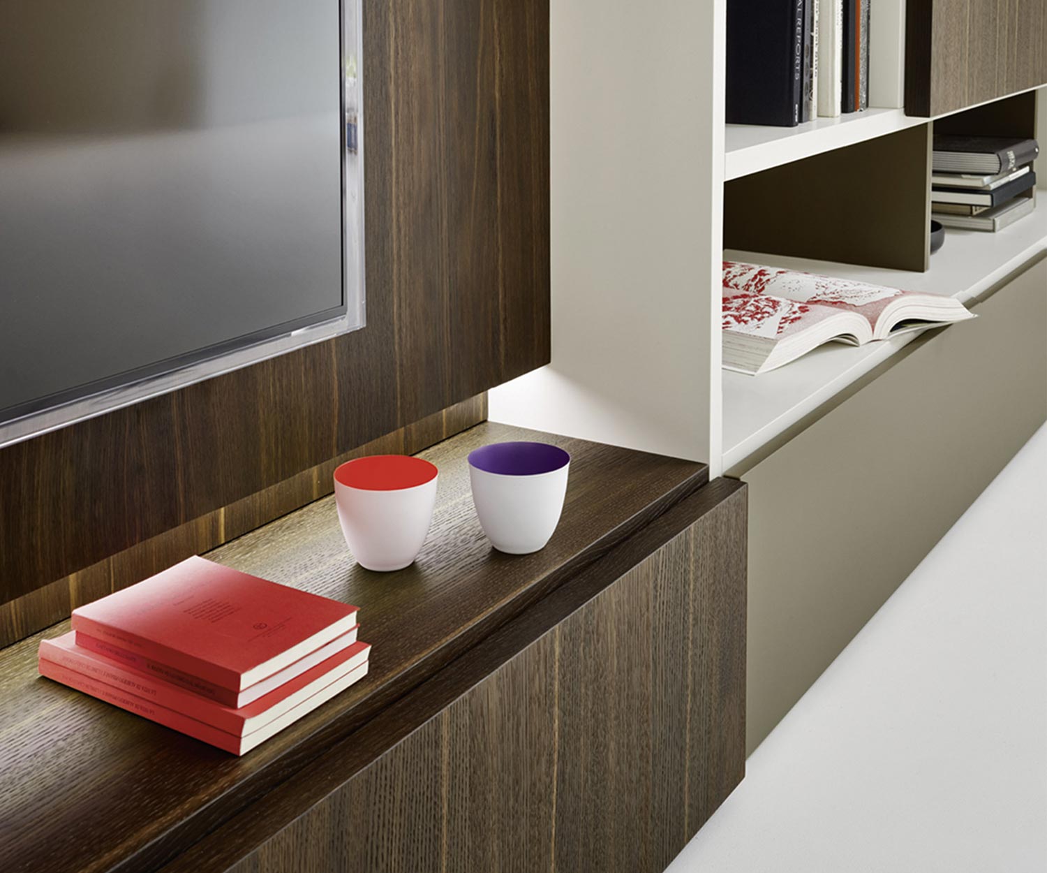 Hochwertiges Livitalia Design Bücherregal C52 im Detail TV Modul mit Beleuchtung