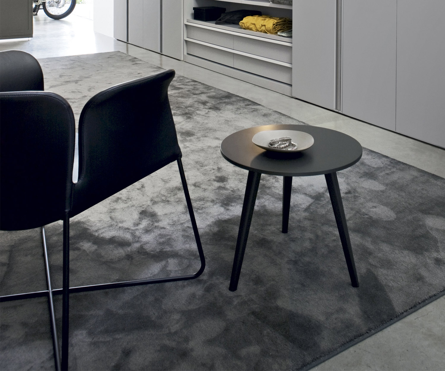 Moderner Novamobili Design Beistelltisch Trio mit schwarzer Tischplatte und drei Beinen