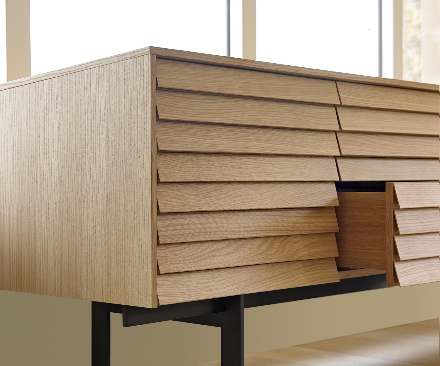 Punt Sussex Designer Sideboard Eiche Lamellen Front mit ausgezogener Schublade