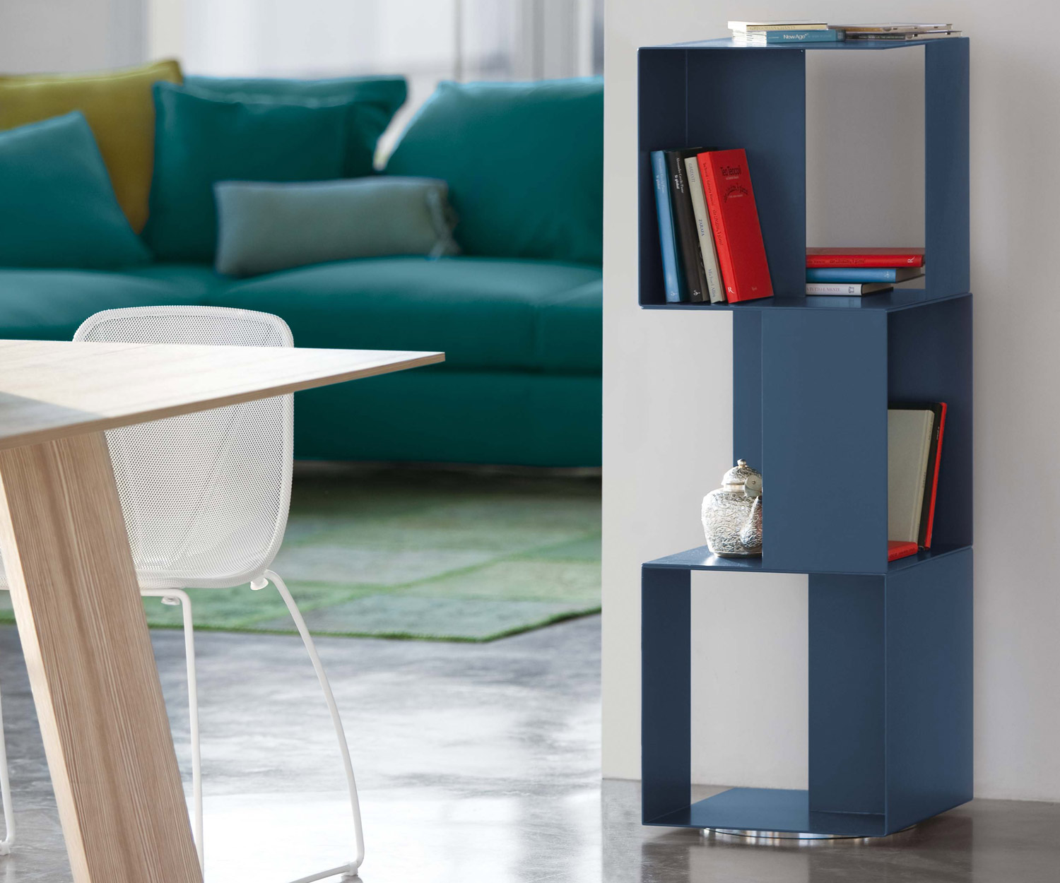 Novamobili Standregal Freebook Weiß Schwarz im Showroom Novamobili Standregal Freebook Weiß Schwarz im Showroom