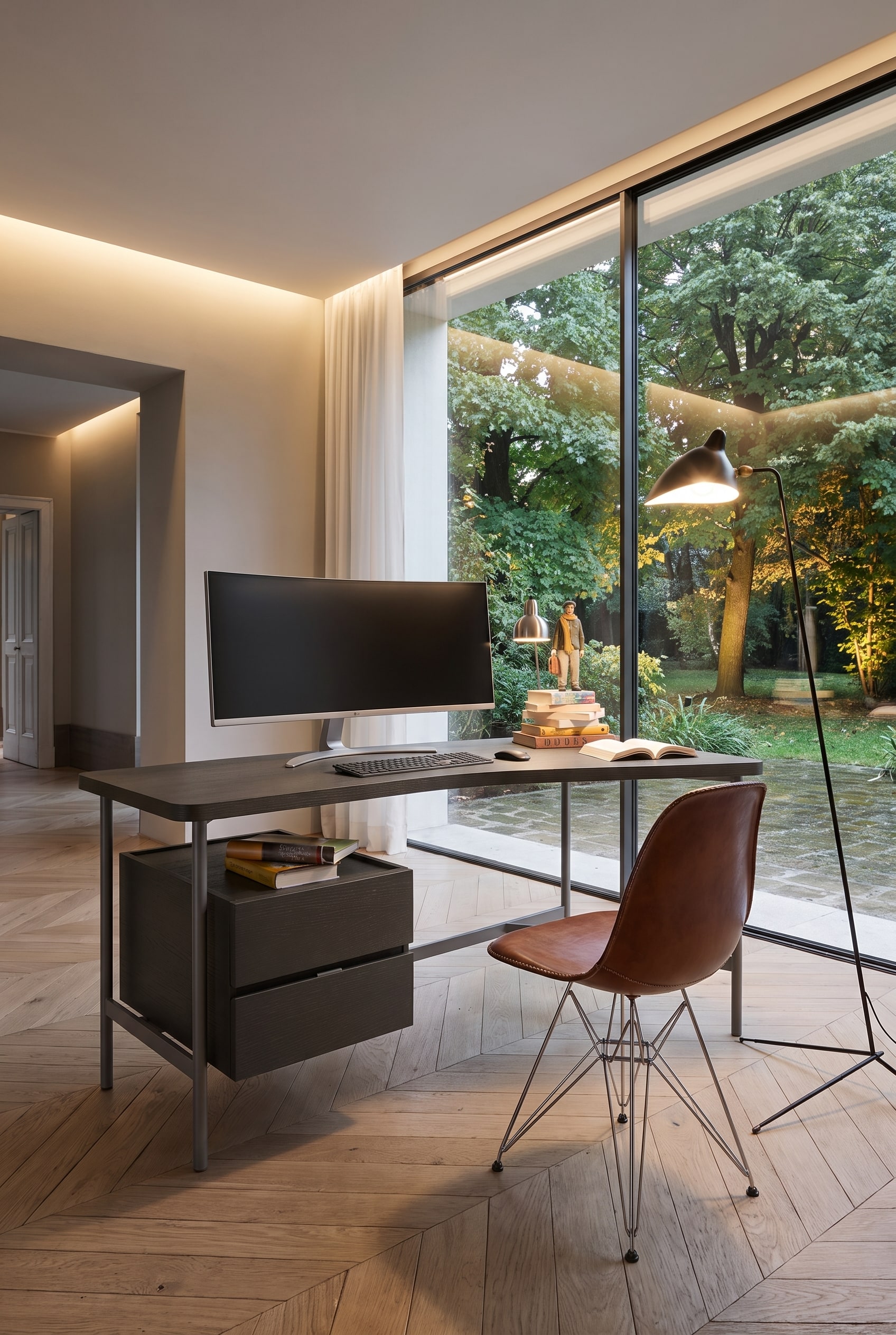 Minimalistischer Home-Office-Schreibtisch ohne sichtbare Kabel mit smart integrierter Technik in heller Umgebung.