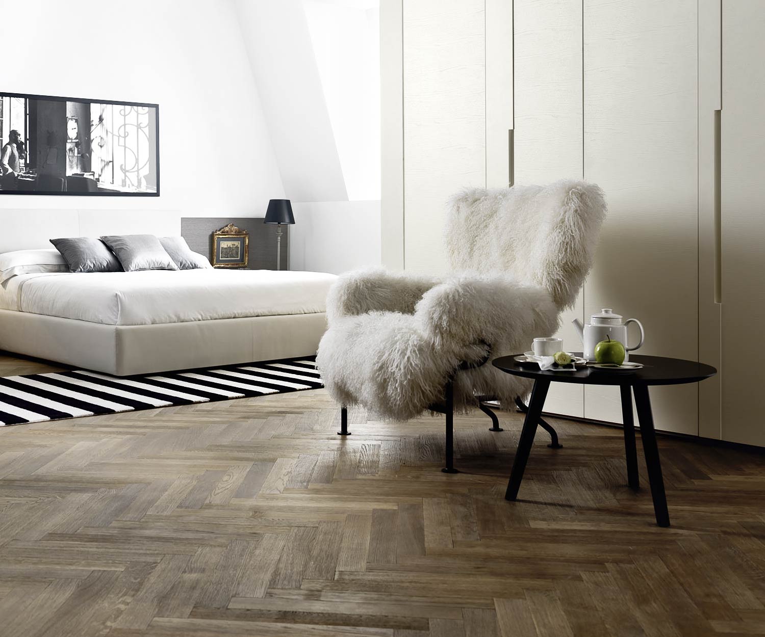 Livitalia Design Beistelltisch Trio neben einem Sessel
