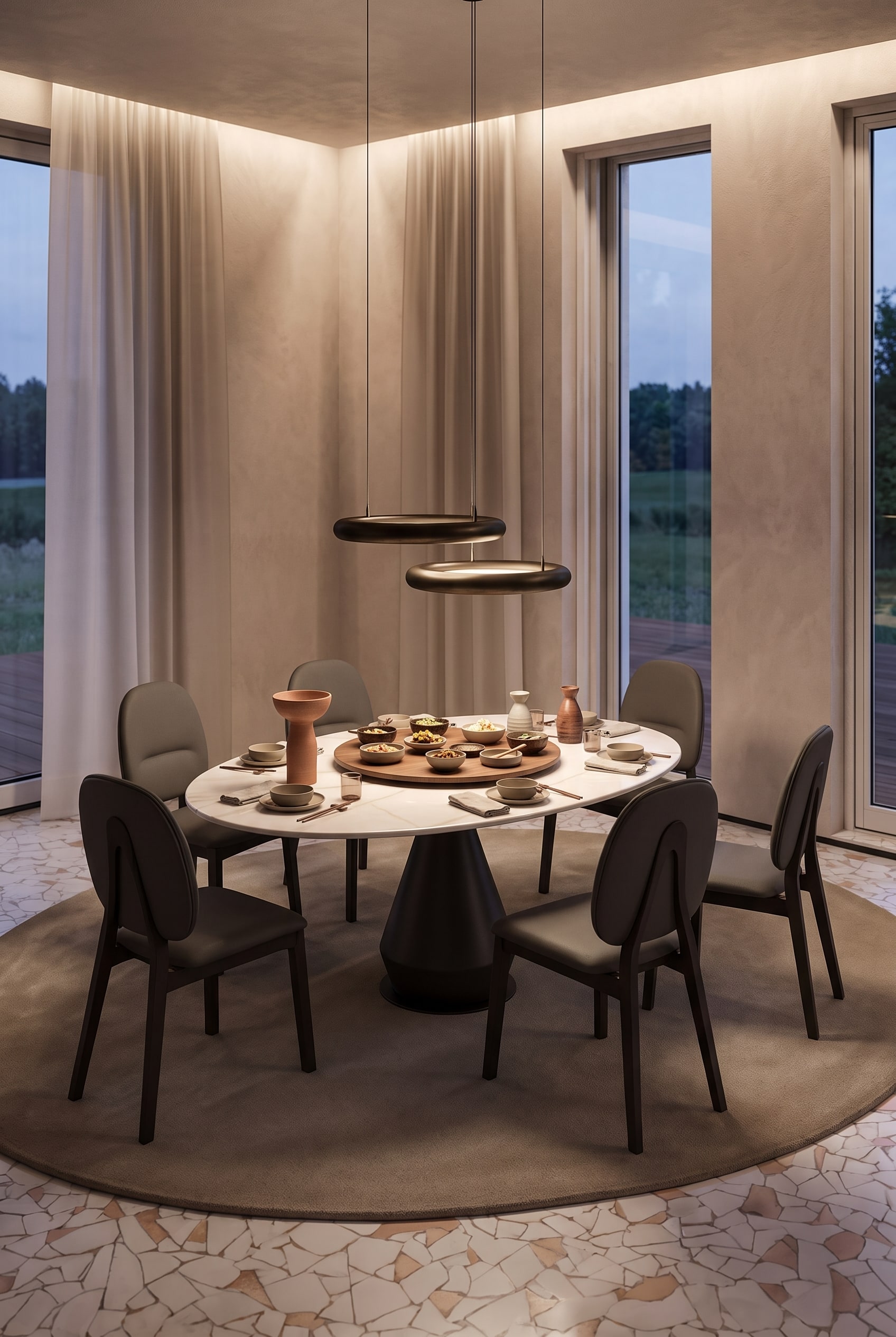 Wohnliches Esszimmer in warmen Tönen mit einem runden Tisch auf konischem Fuß und vier runden Polsterstühlen