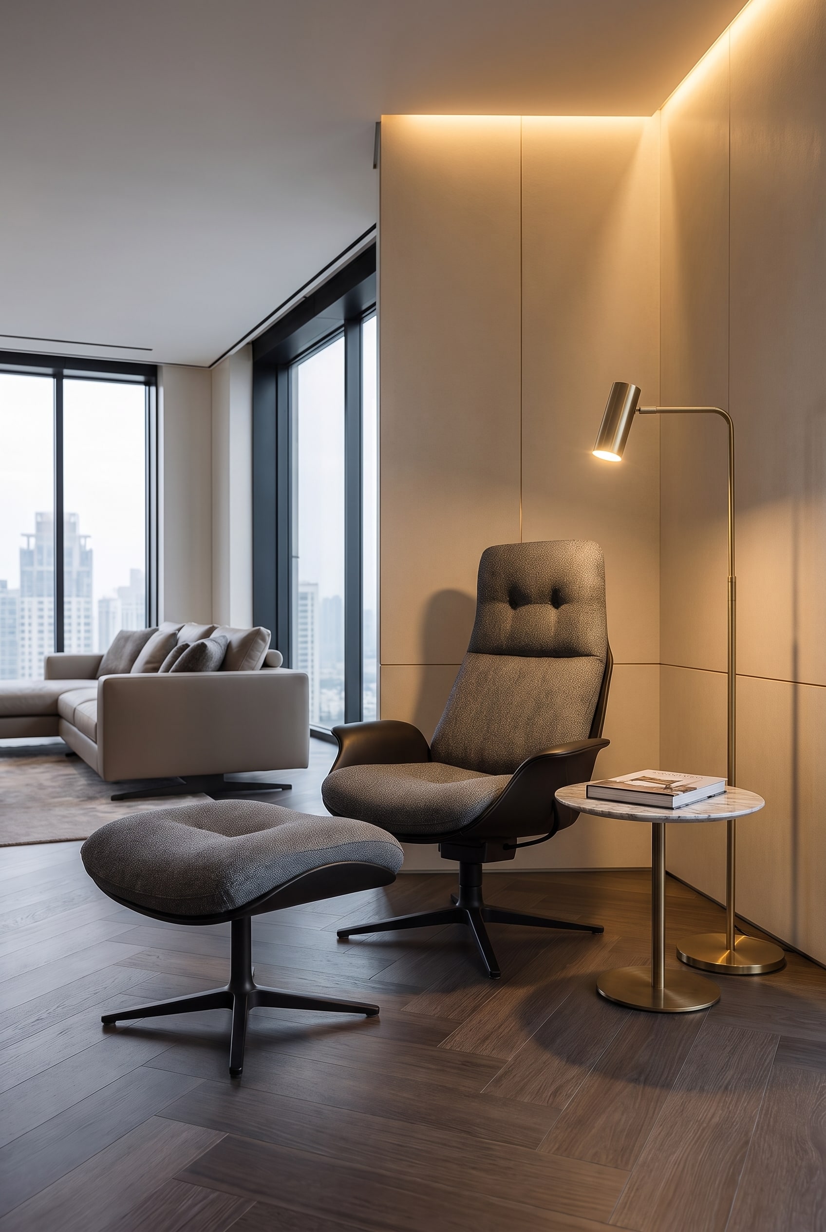 Helle Leseecke im Wohnzimmer mit gepolstertem Armsessel und schmaler Stehlampe