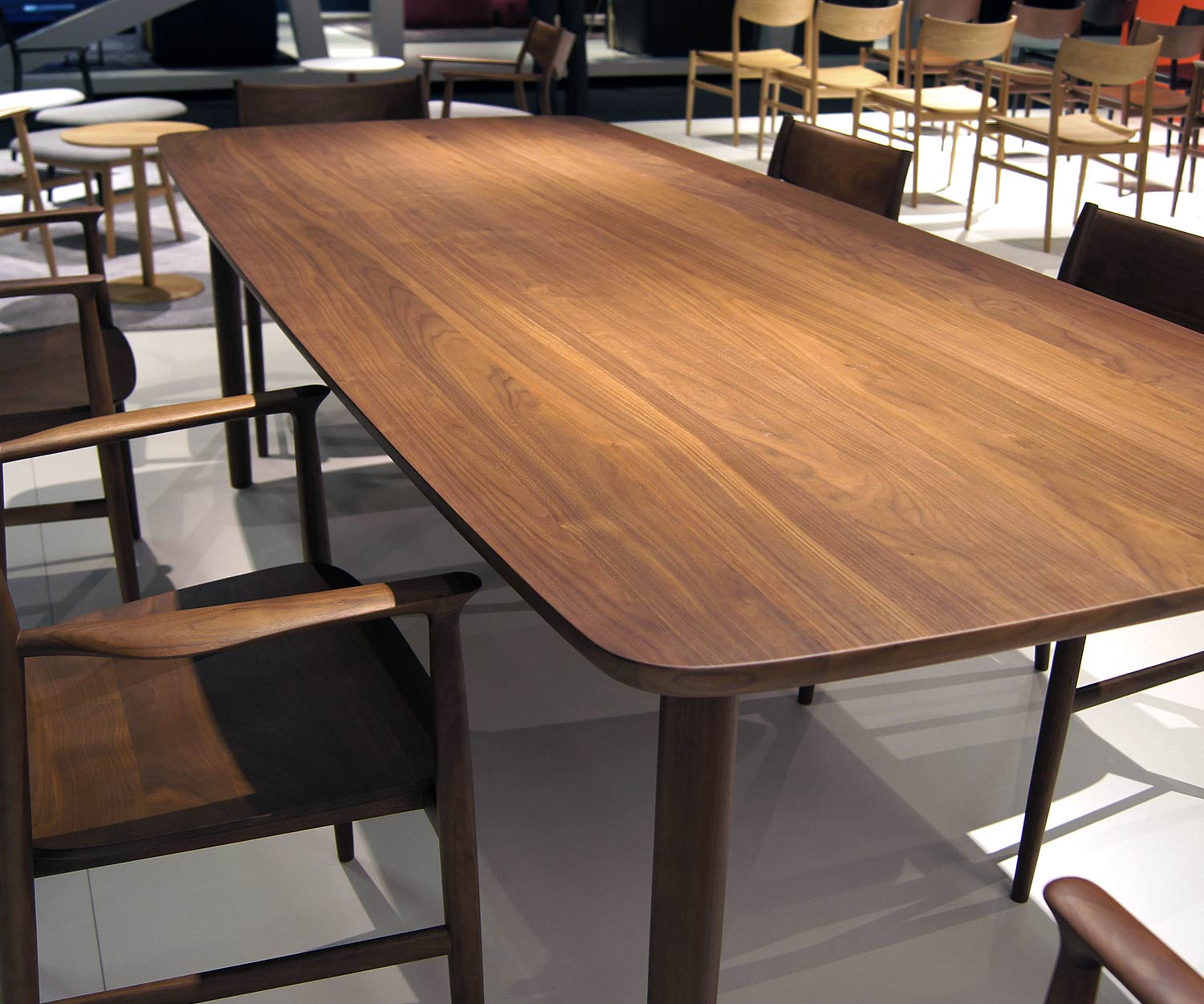 Conde House Kamuy Designer Tisch Tischplatte in Nussbaum Furnier Conde House Kamuy Designer Tisch Tischplatte in Nussbaum Furnier