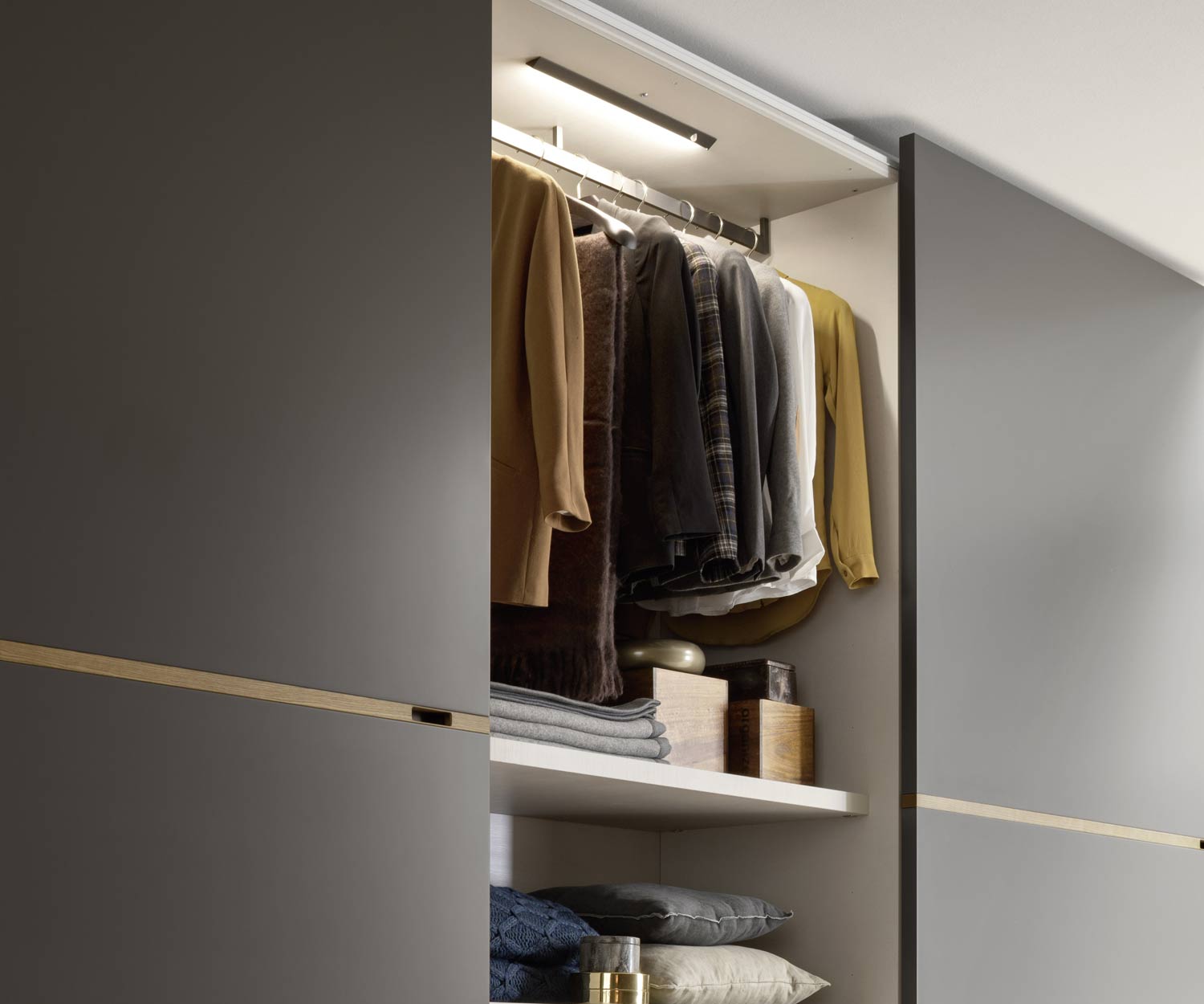 Moderner Novamobili Designer Kleiderschrank Graphit mit Honigeichen Griff