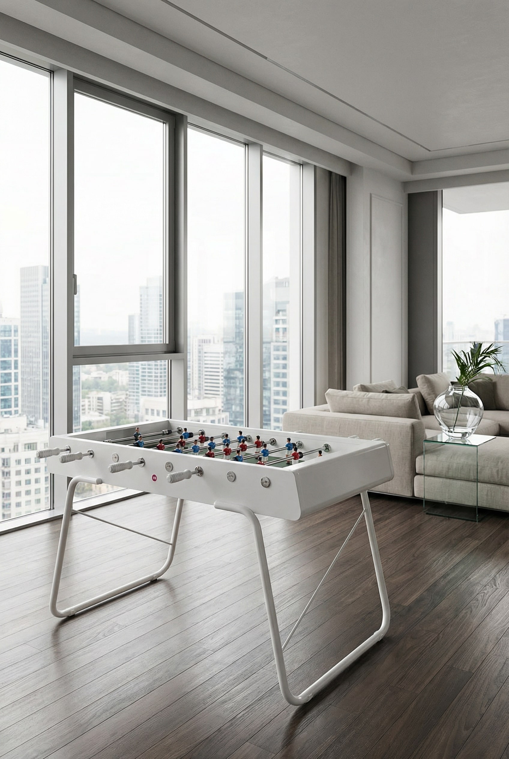 Moderner, monochrom lackierter Tischkicker aus Stahl in einem lichtdurchfluteten, farblich abgestimmten Designer-Loft.