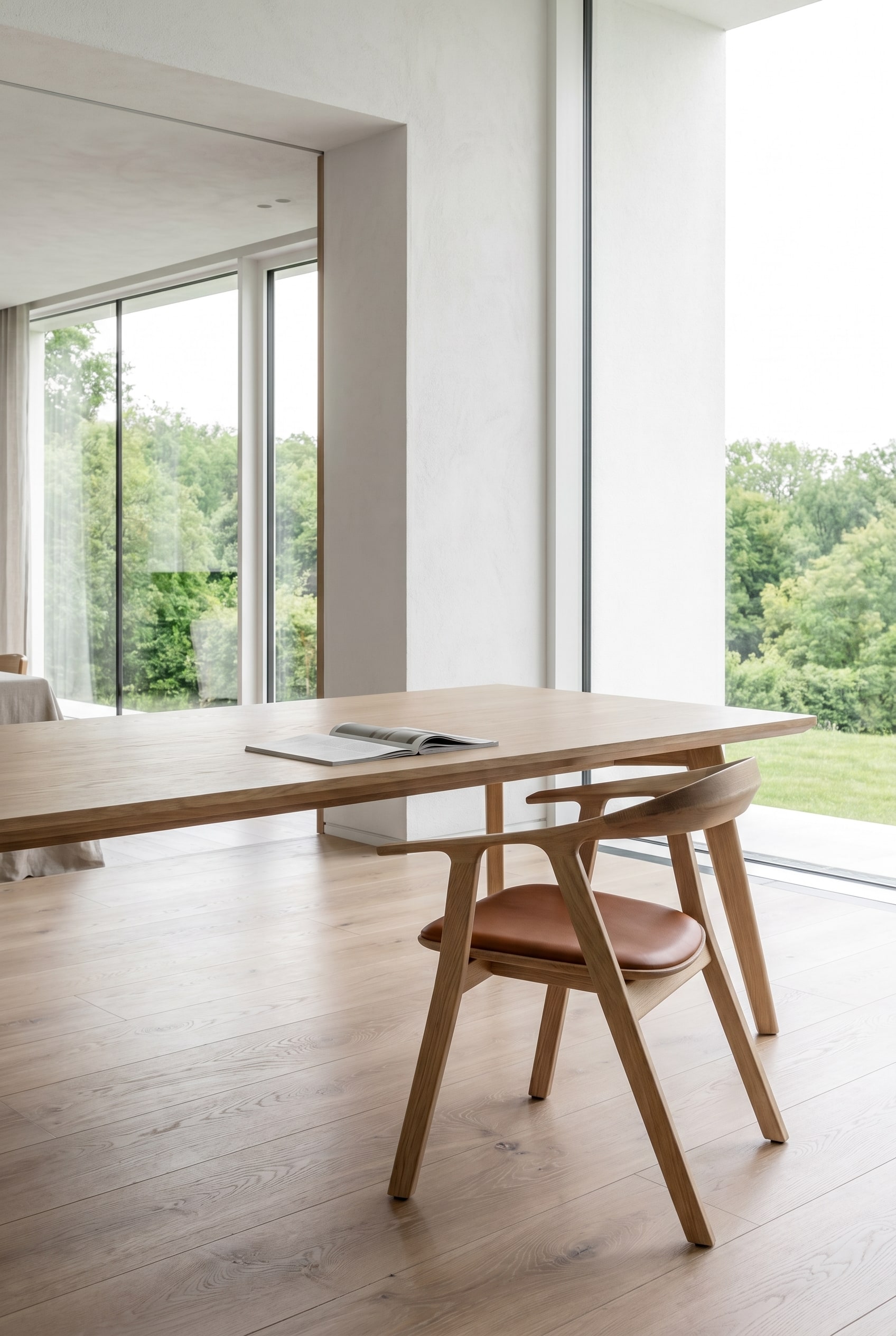 Modernes Esszimmer mit Holzesstisch und Prostoria Rhomb Holzst&uuml;hlen in Eiche mit braunem Lederpolster im hellen Tageslicht